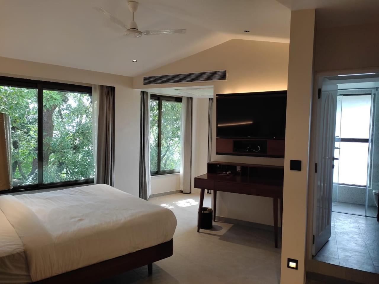 Premium Superior King Room - Photo 2