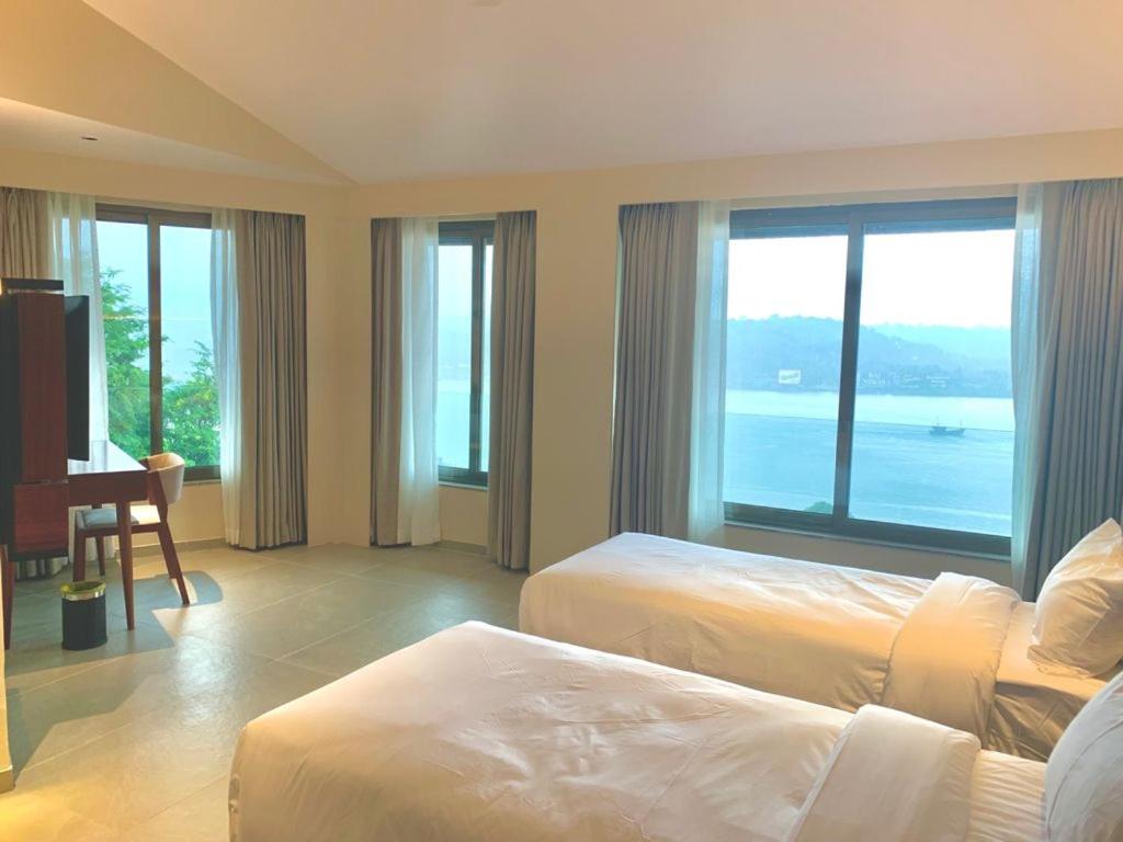 Premium Riverview Twin Room - Photo 7