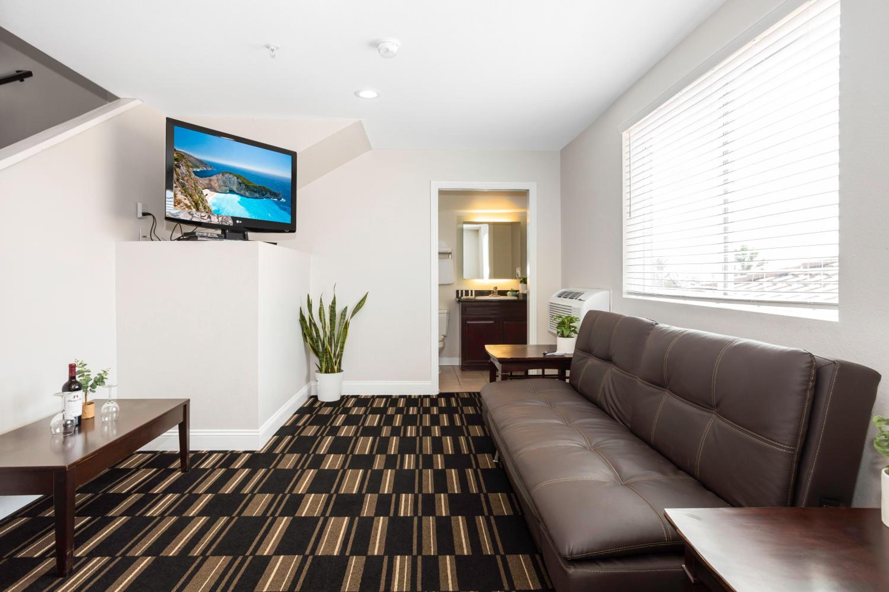 King Suite - Photo 2
