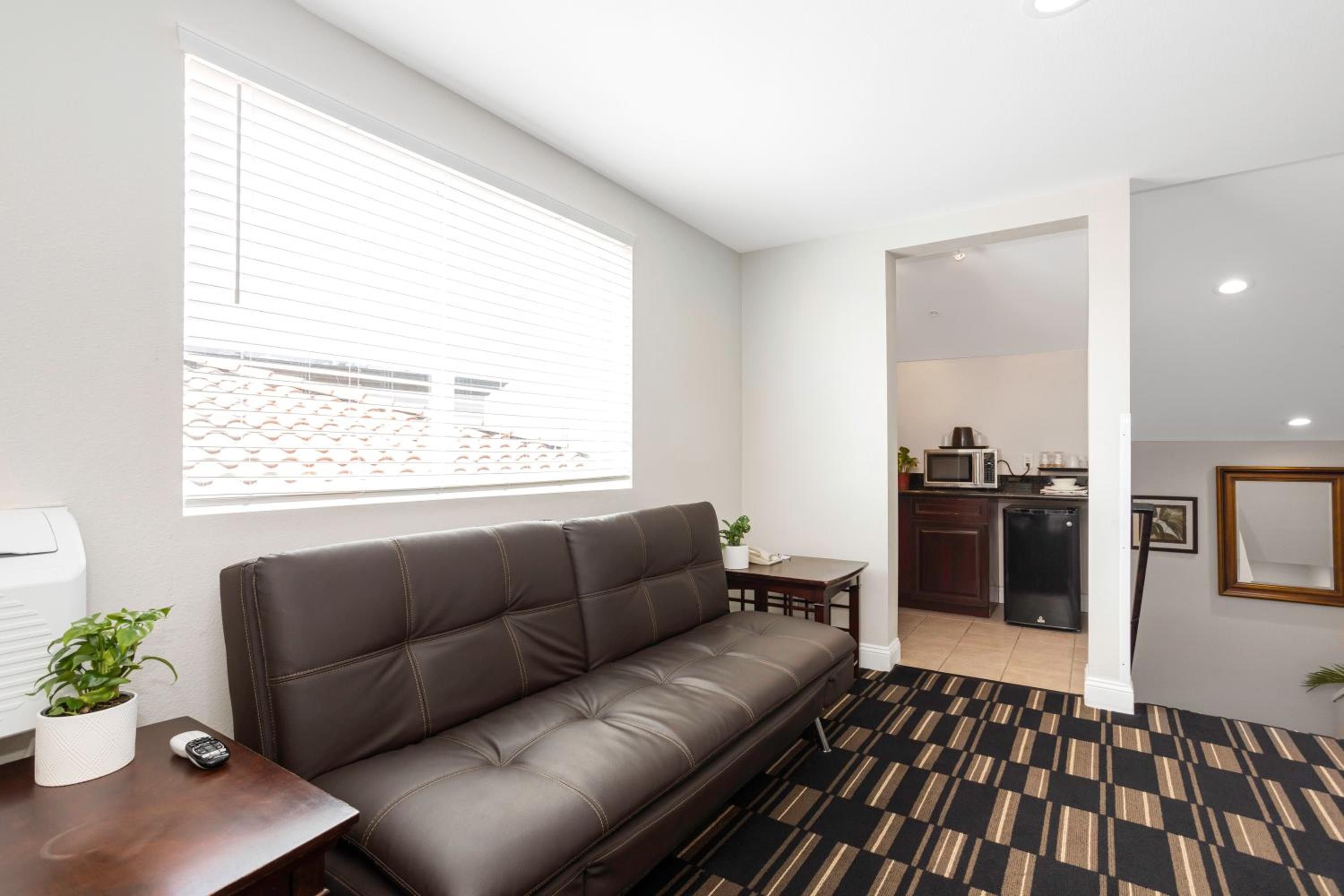 King Suite - Photo 3