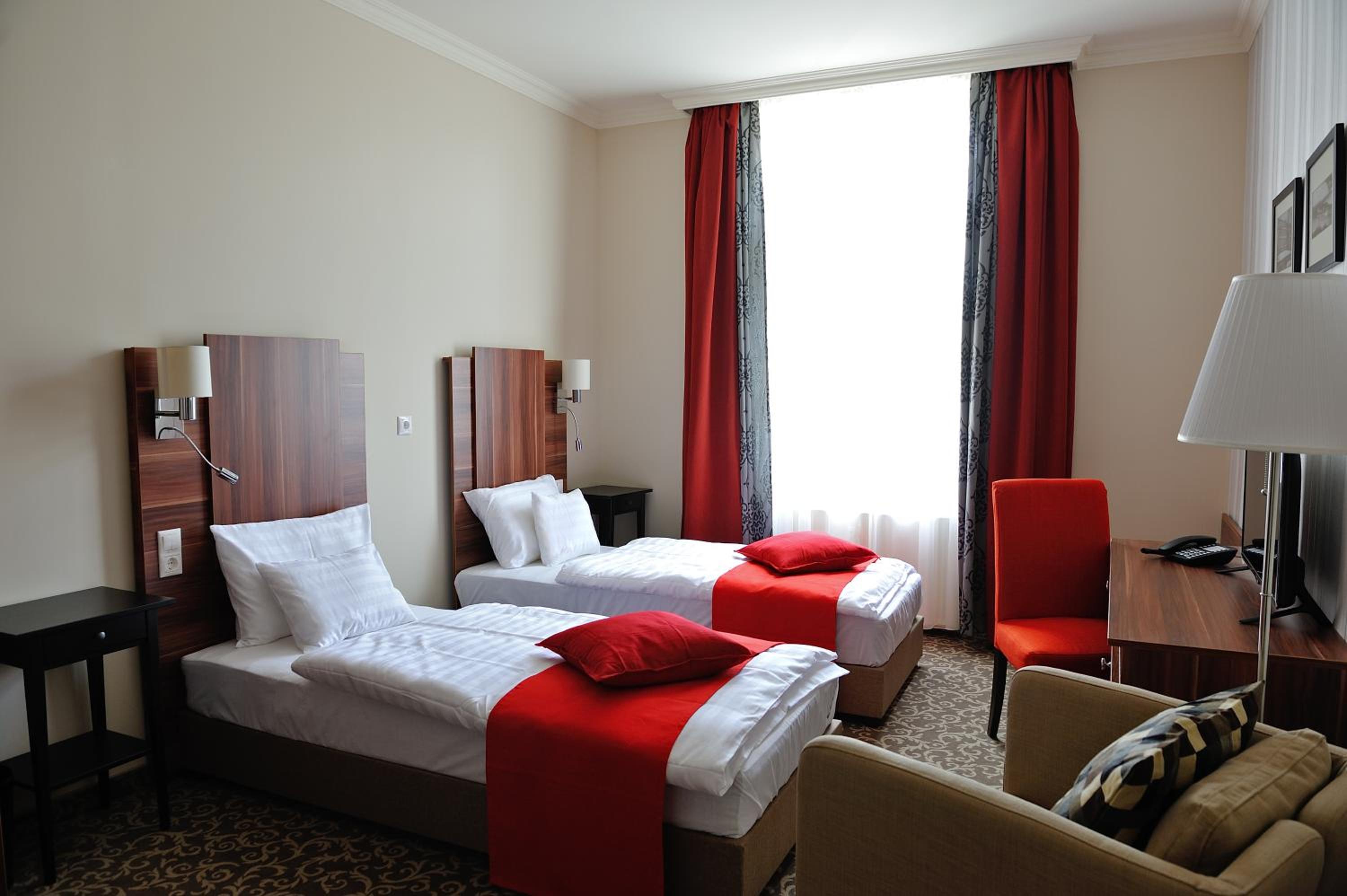 Deluxe Double Room with Shower - Photo 3