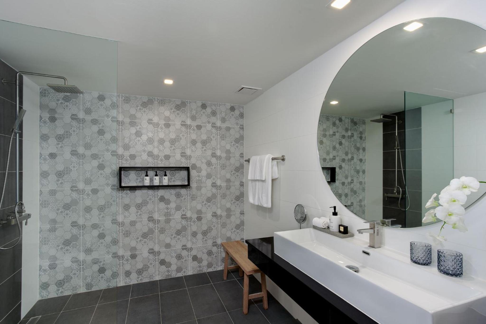 Deluxe Room - Photo 9