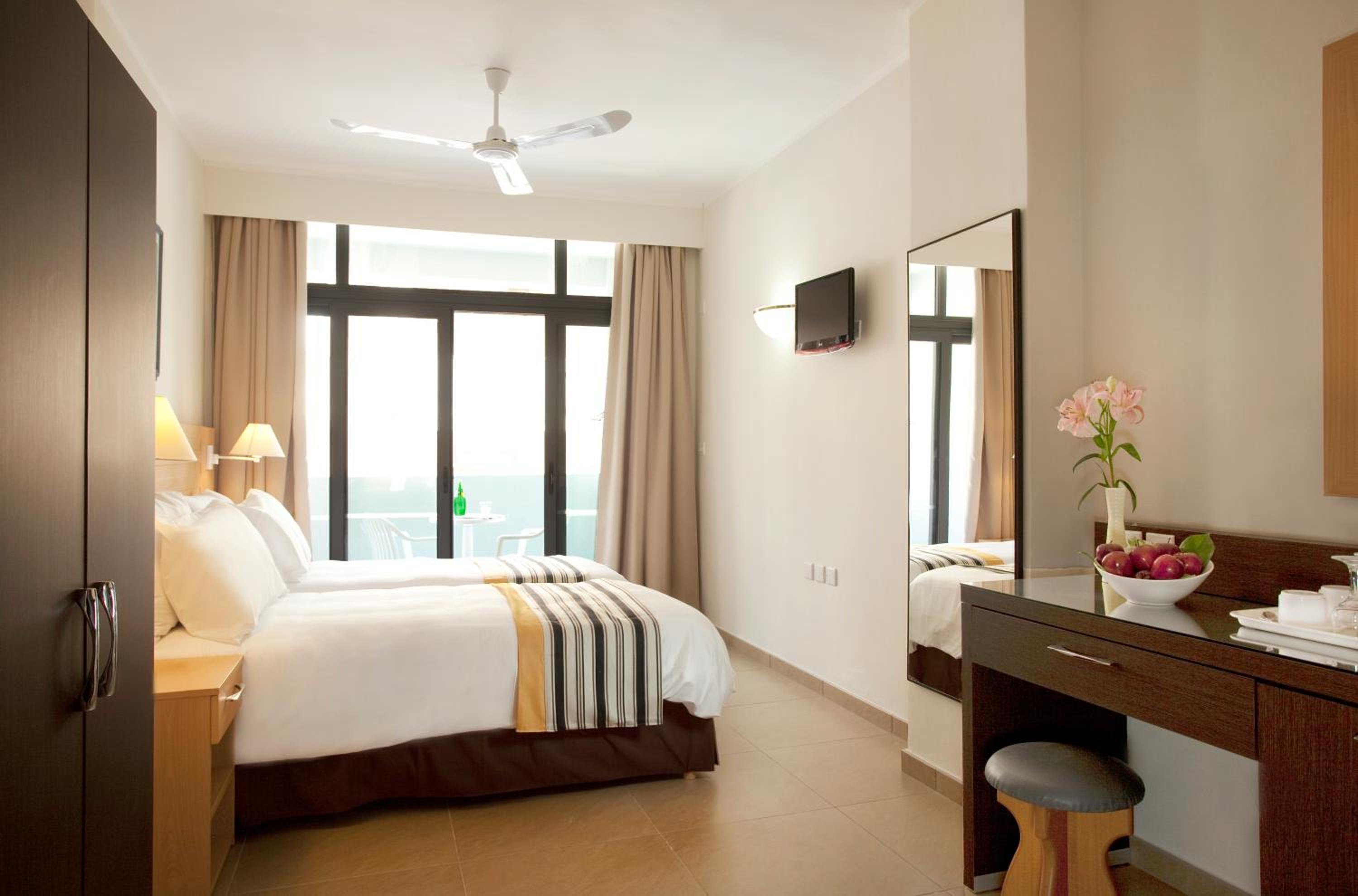 Double or Twin Room with Balcony - Photo 4