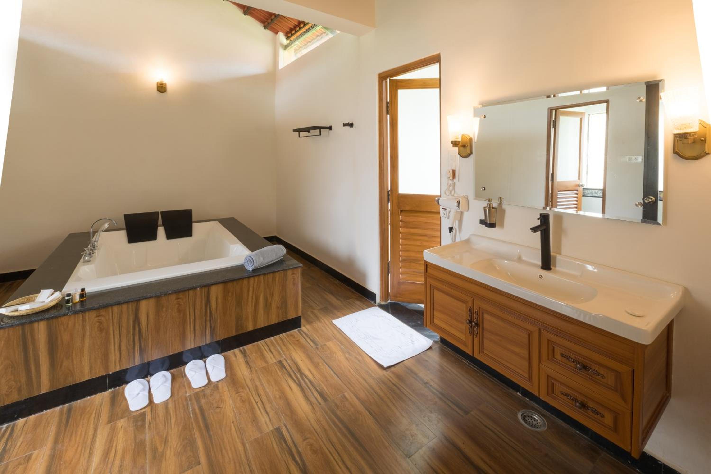 Deluxe Room - Photo 6