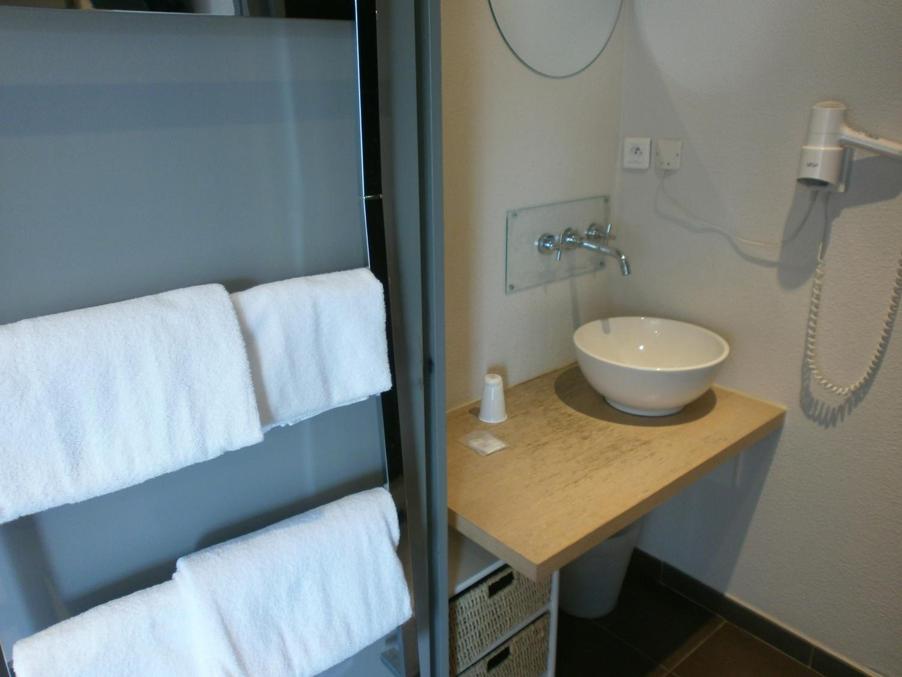 Twin Room - Photo 3