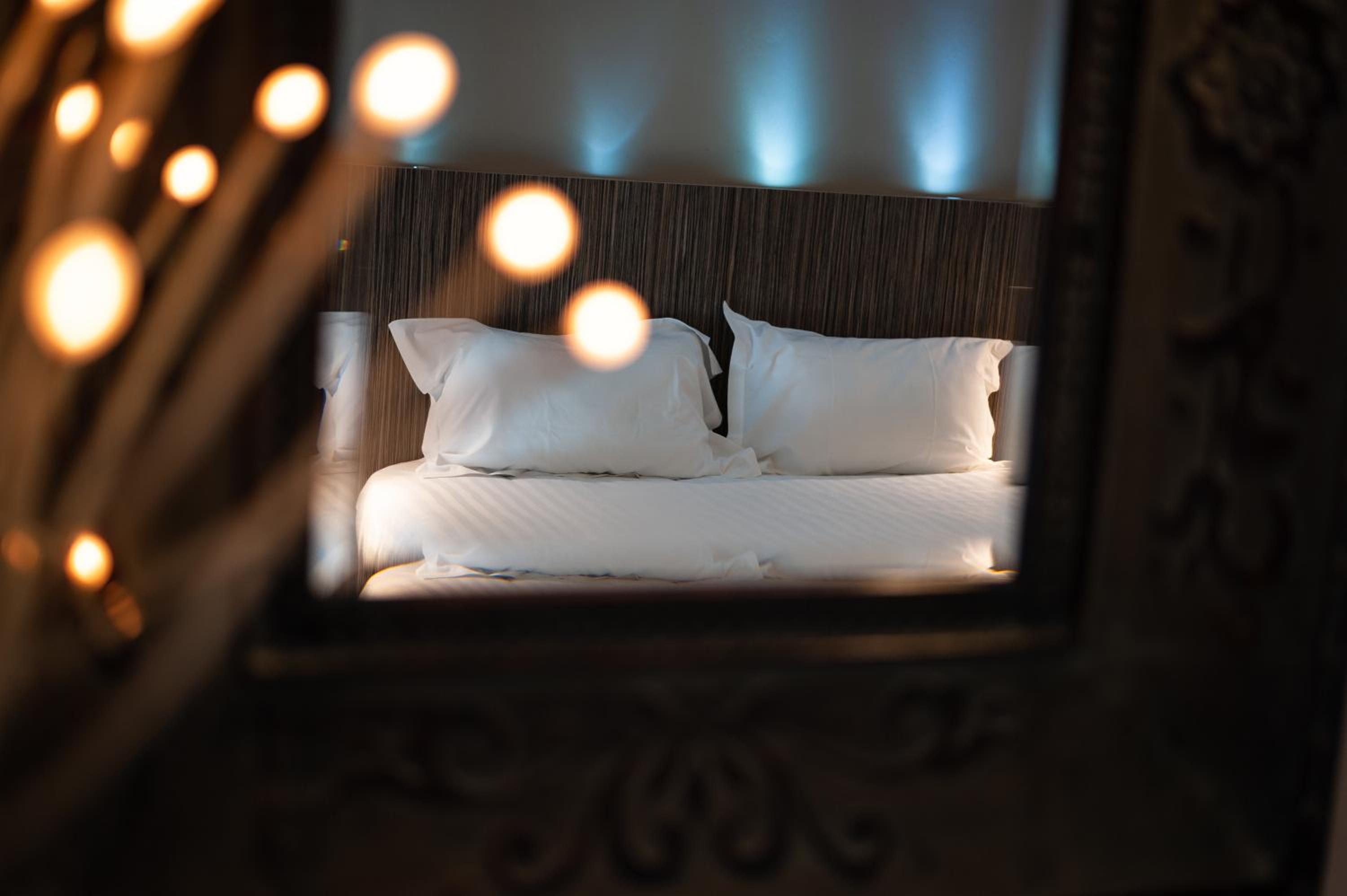 Double Room with Bath - Photo 9