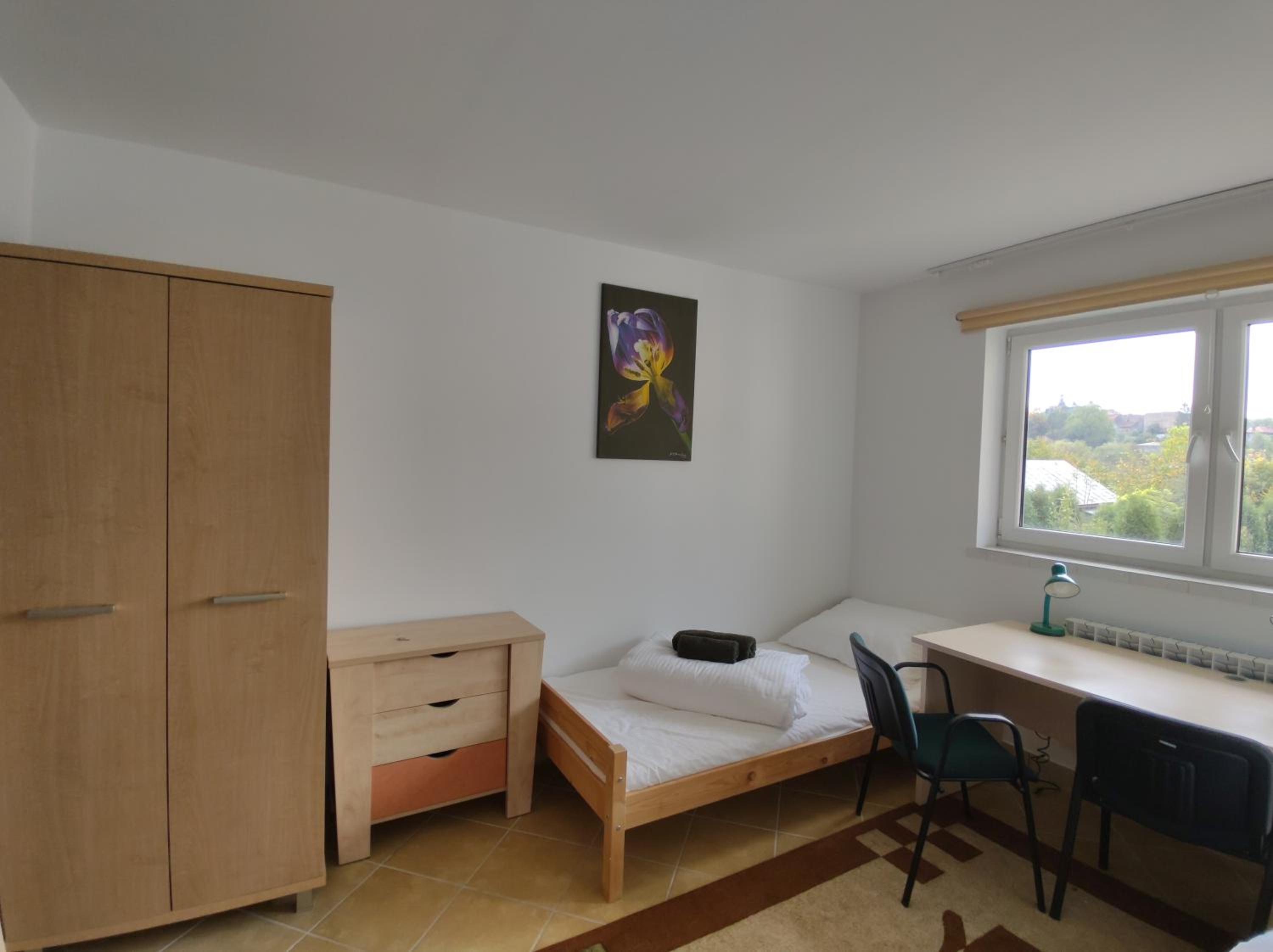 Large Double Room - Photo 1