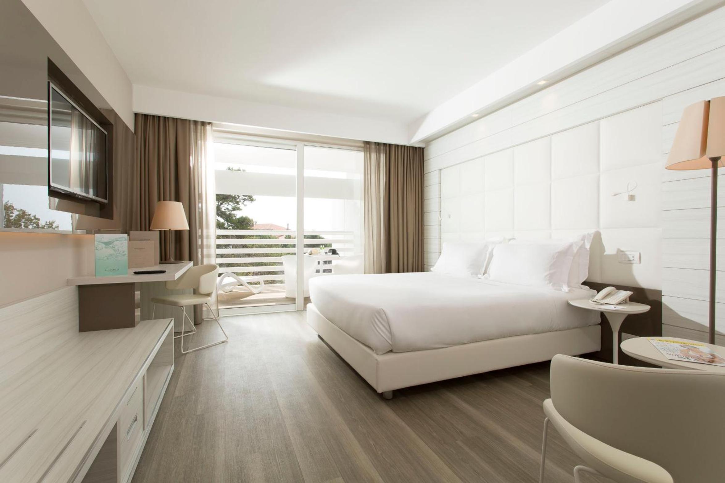 Superior Double or Twin Room with Partial Sea View