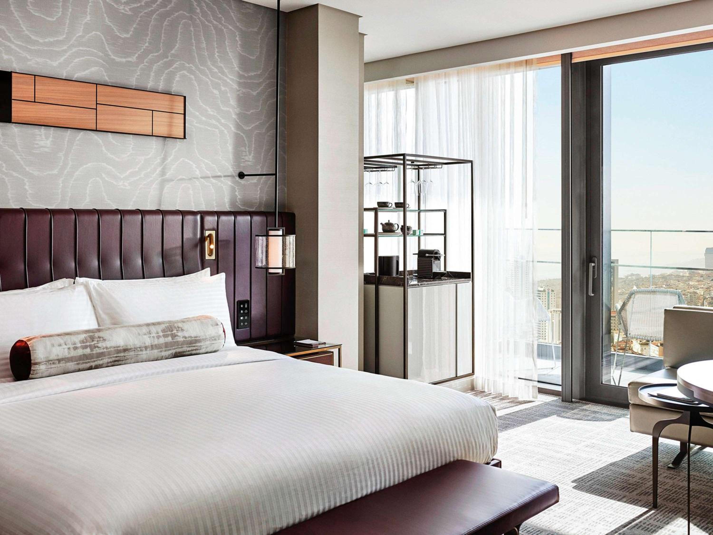 Quasar Suite with Sea View, Balcony and Lounge Access