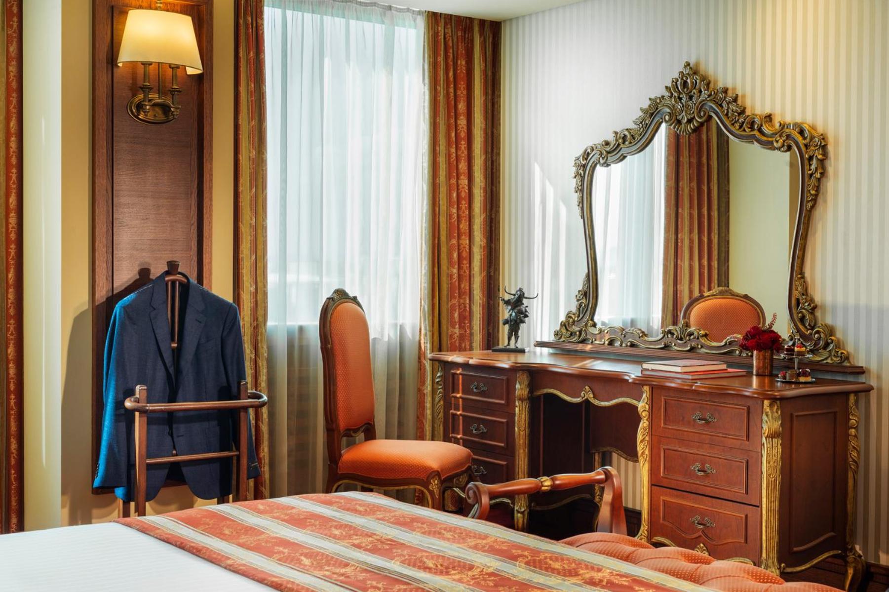 Grand Suite with a Master King Bedroom, Living Room and Separate Working Area - Photo 7