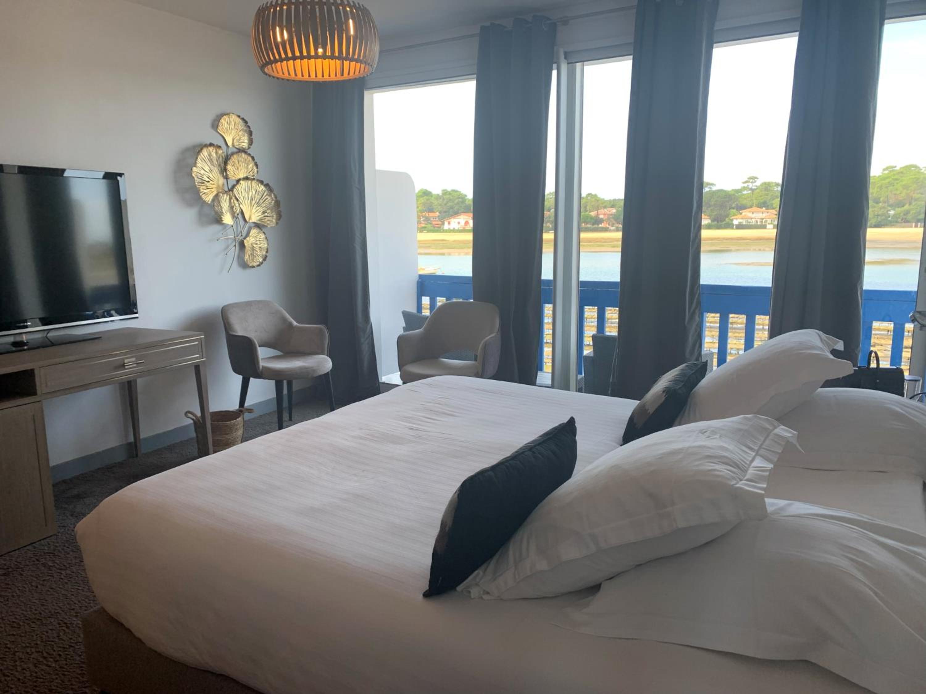 Suite with Balcony and Lake View