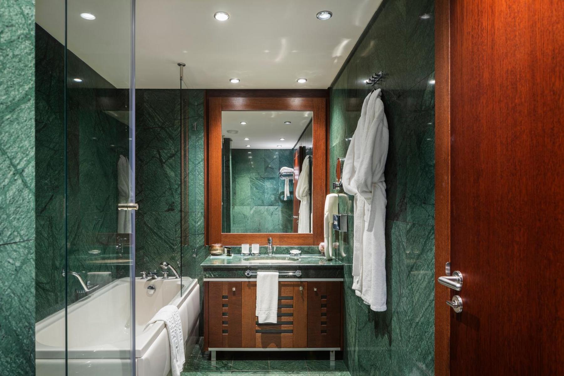 Corner Suite - Photo 5