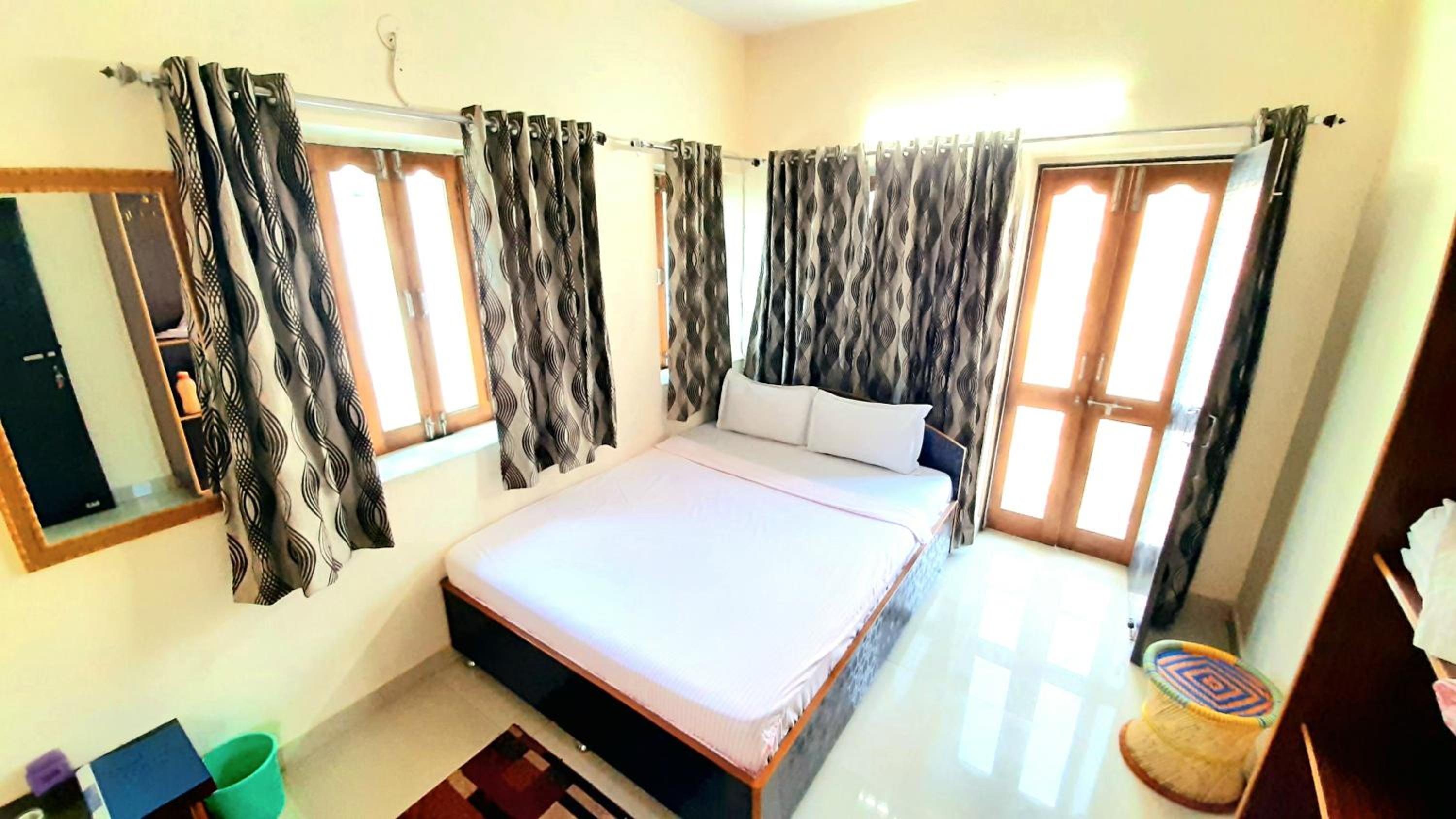 Deluxe Double Room with Balcony - Photo 17