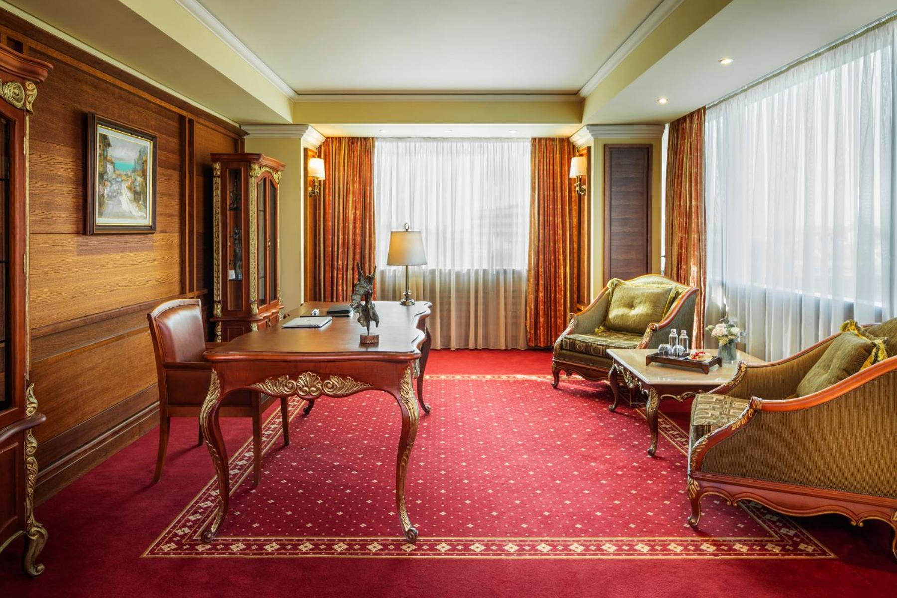 Grand Suite with a Master King Bedroom, Living Room and Separate Working Area - Photo 3
