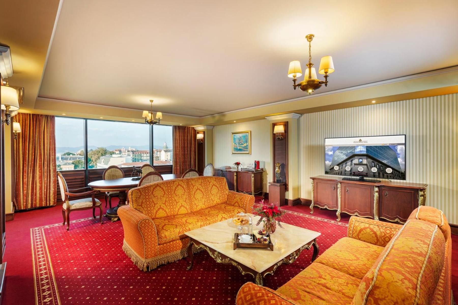 Grand Suite with a Master King Bedroom, Living Room and Separate Working Area - Photo 11