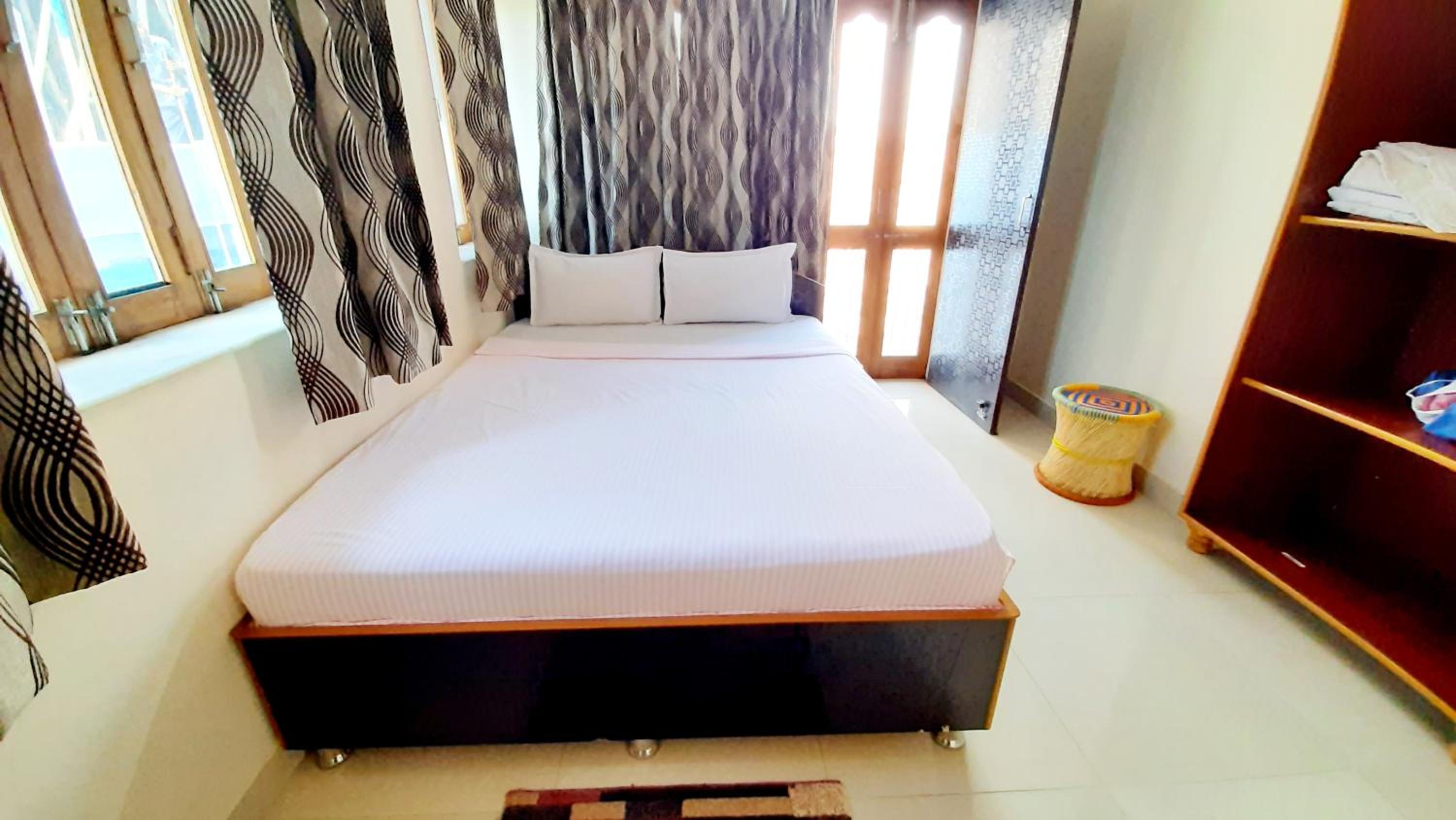 Deluxe Double Room with Balcony - Photo 16