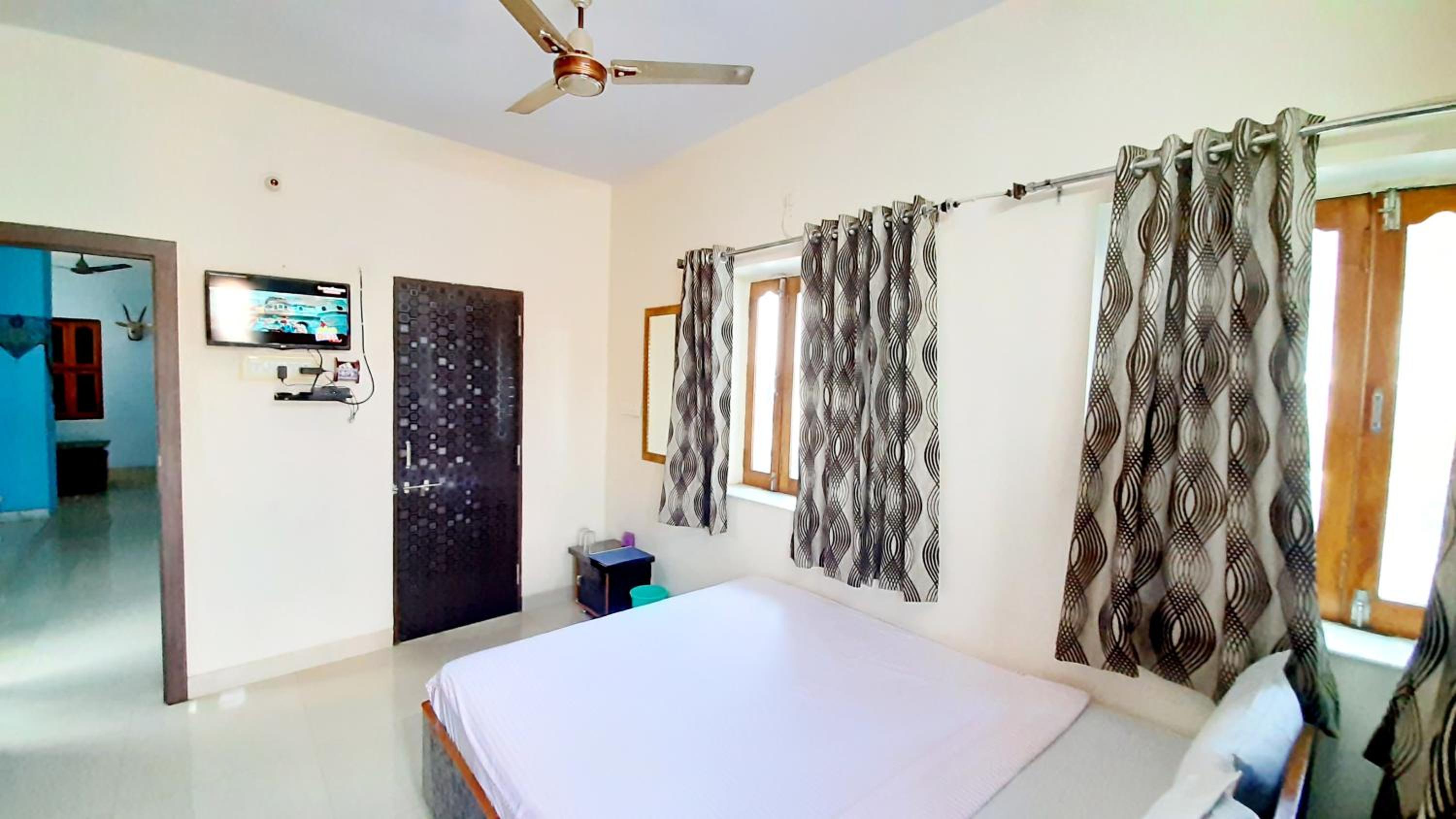 Deluxe Double Room with Balcony - Photo 15