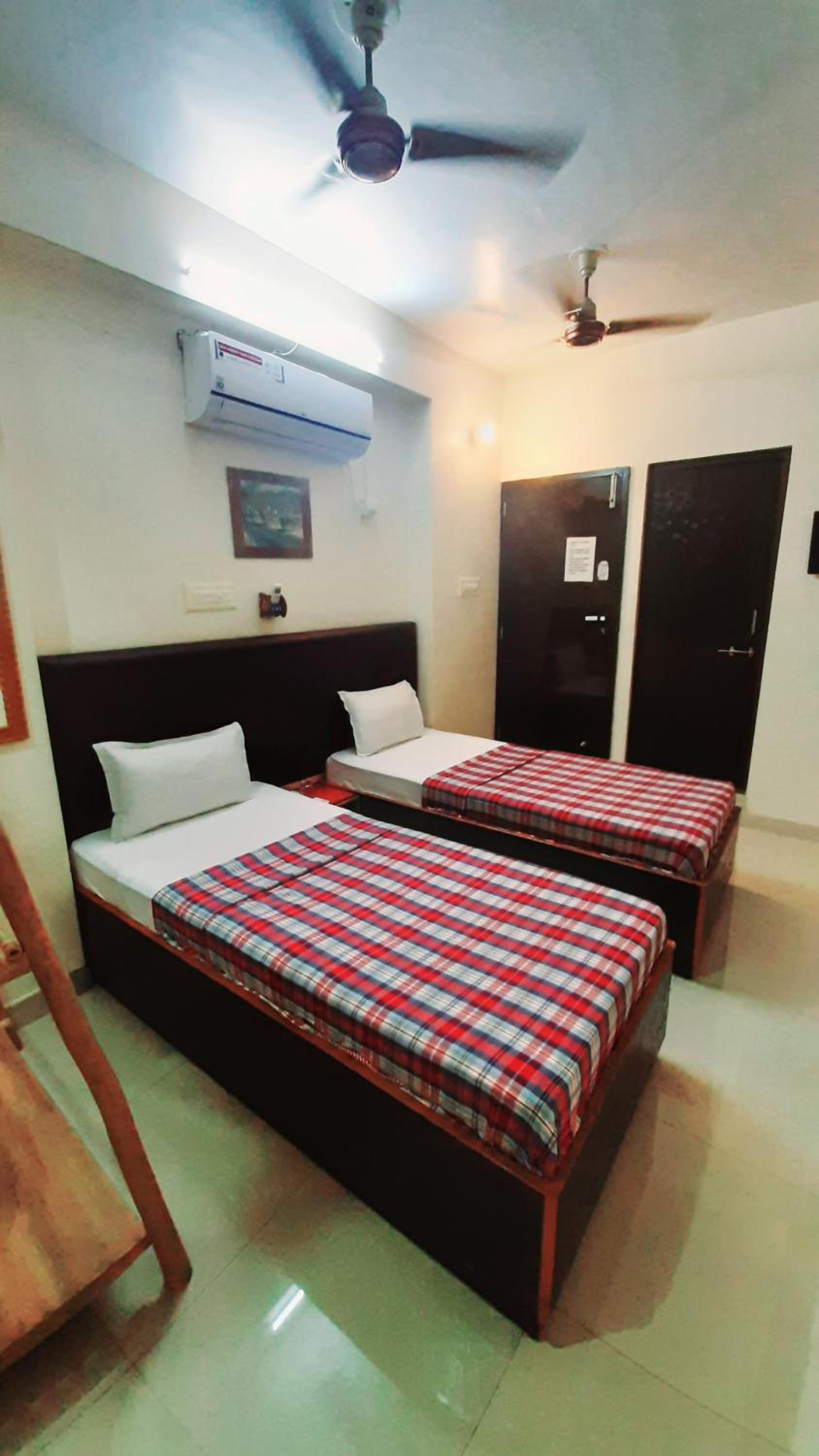 Double or Twin Room with Bathroom - Photo 13