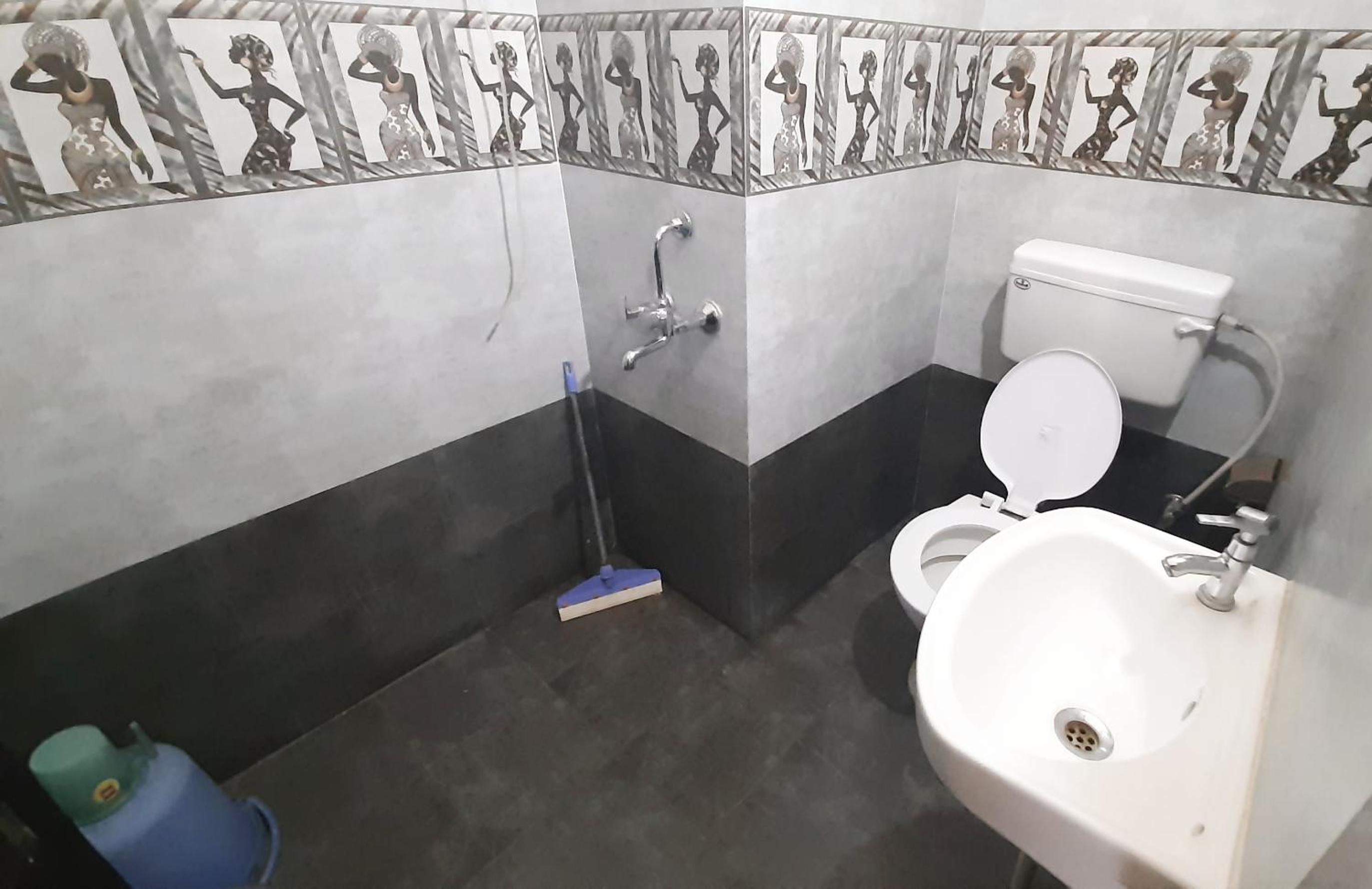 Double or Twin Room with Bathroom - Photo 10