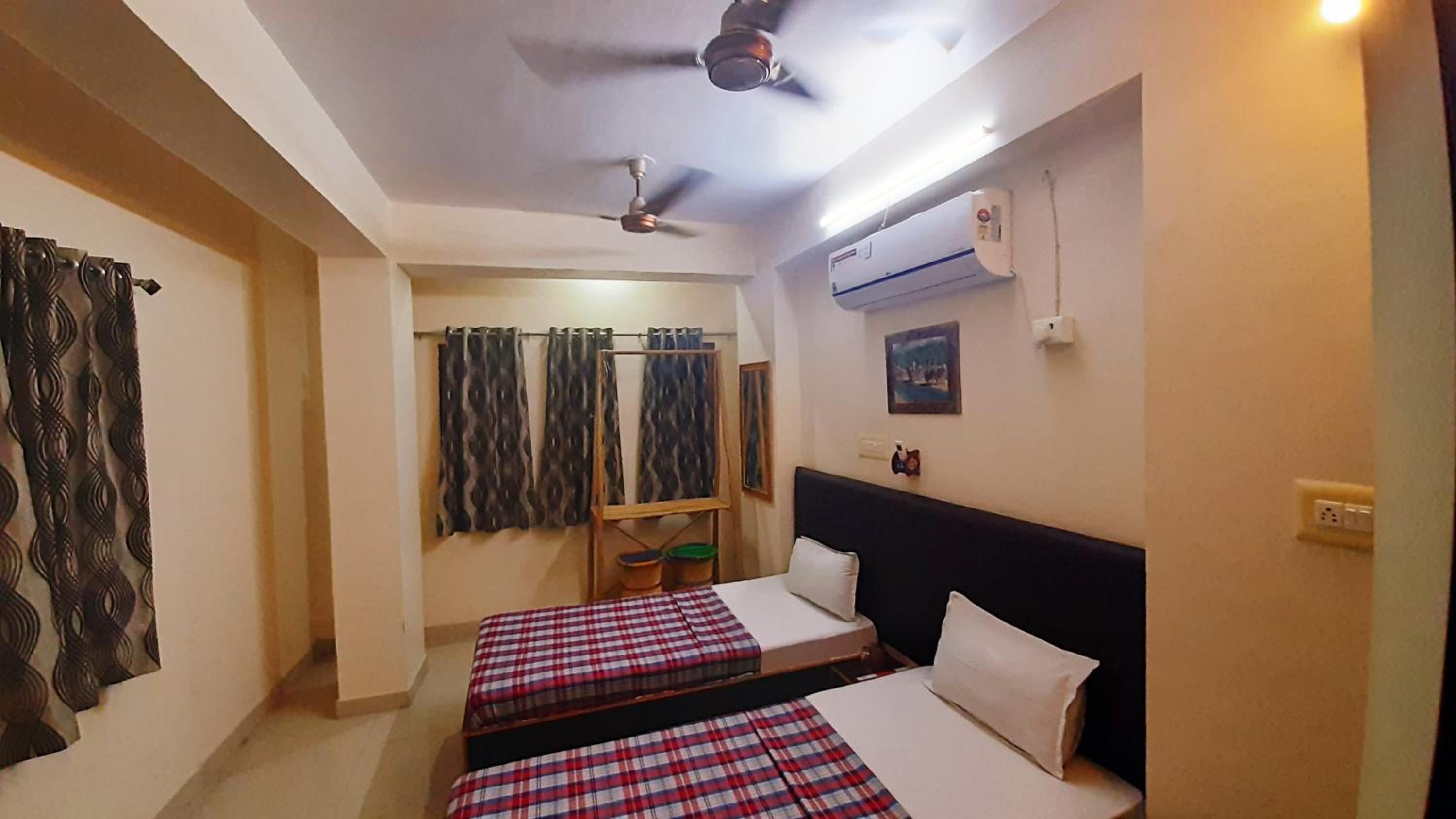 Double or Twin Room with Bathroom - Photo 9