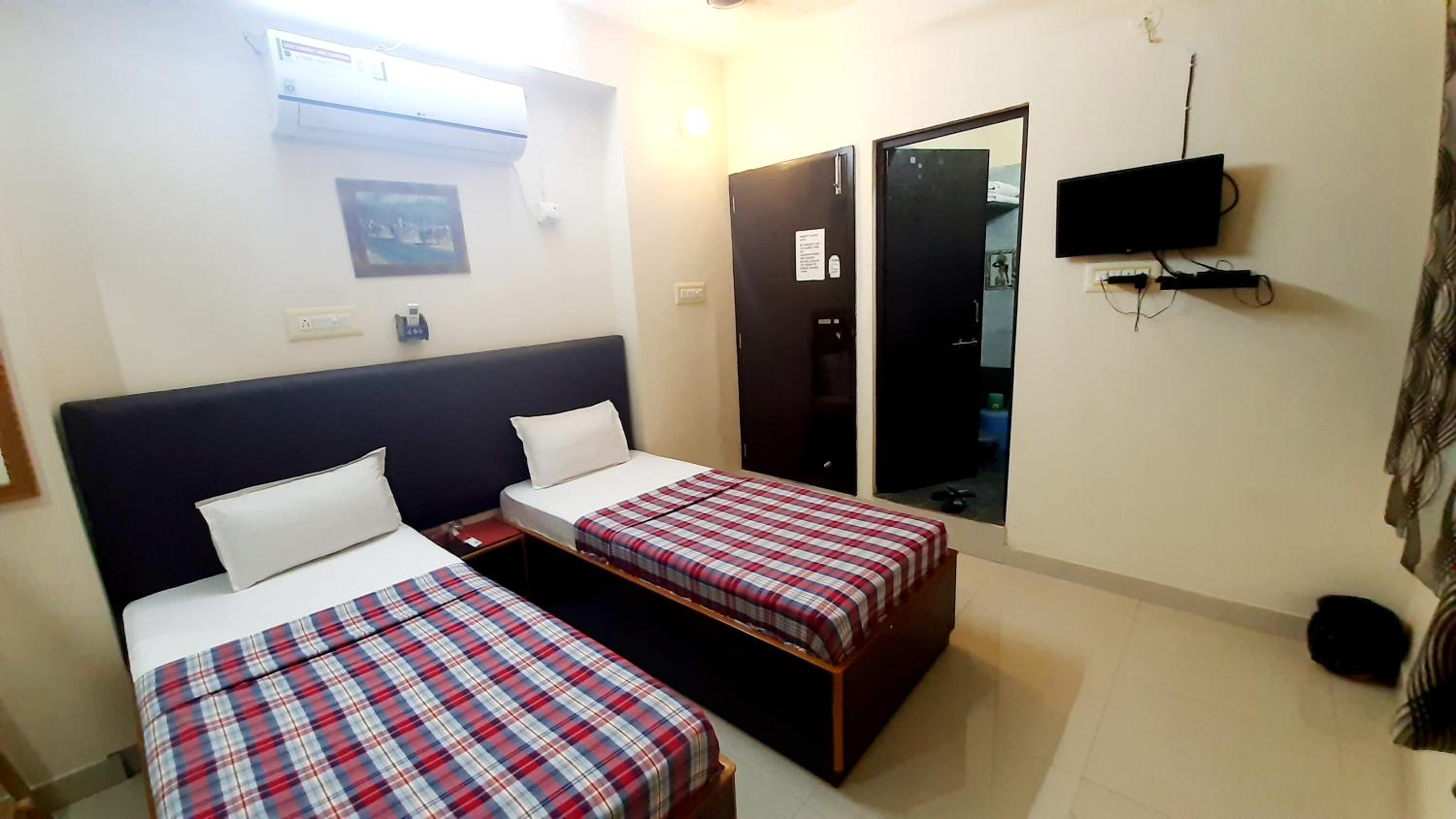 Double or Twin Room with Bathroom - Photo 14