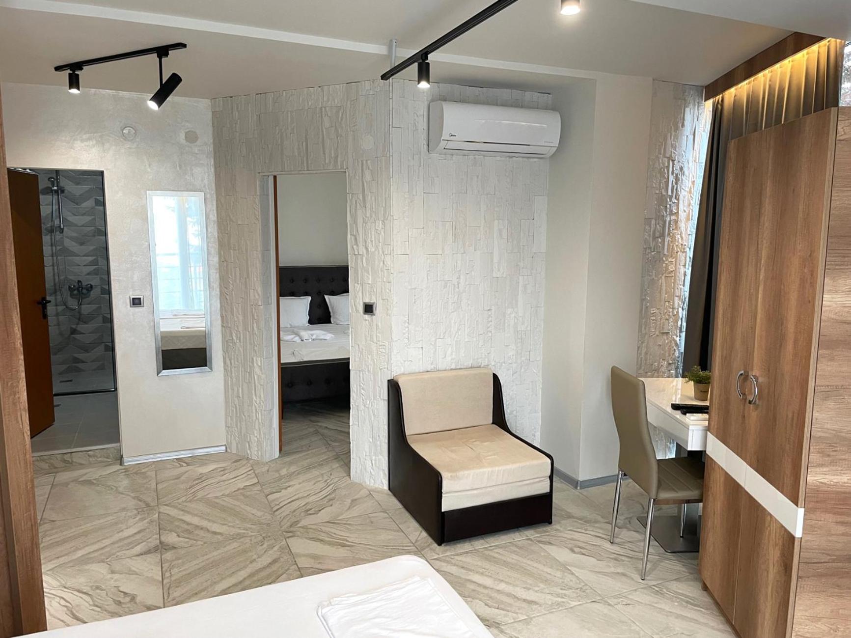 Deluxe Double Room - Photo 21