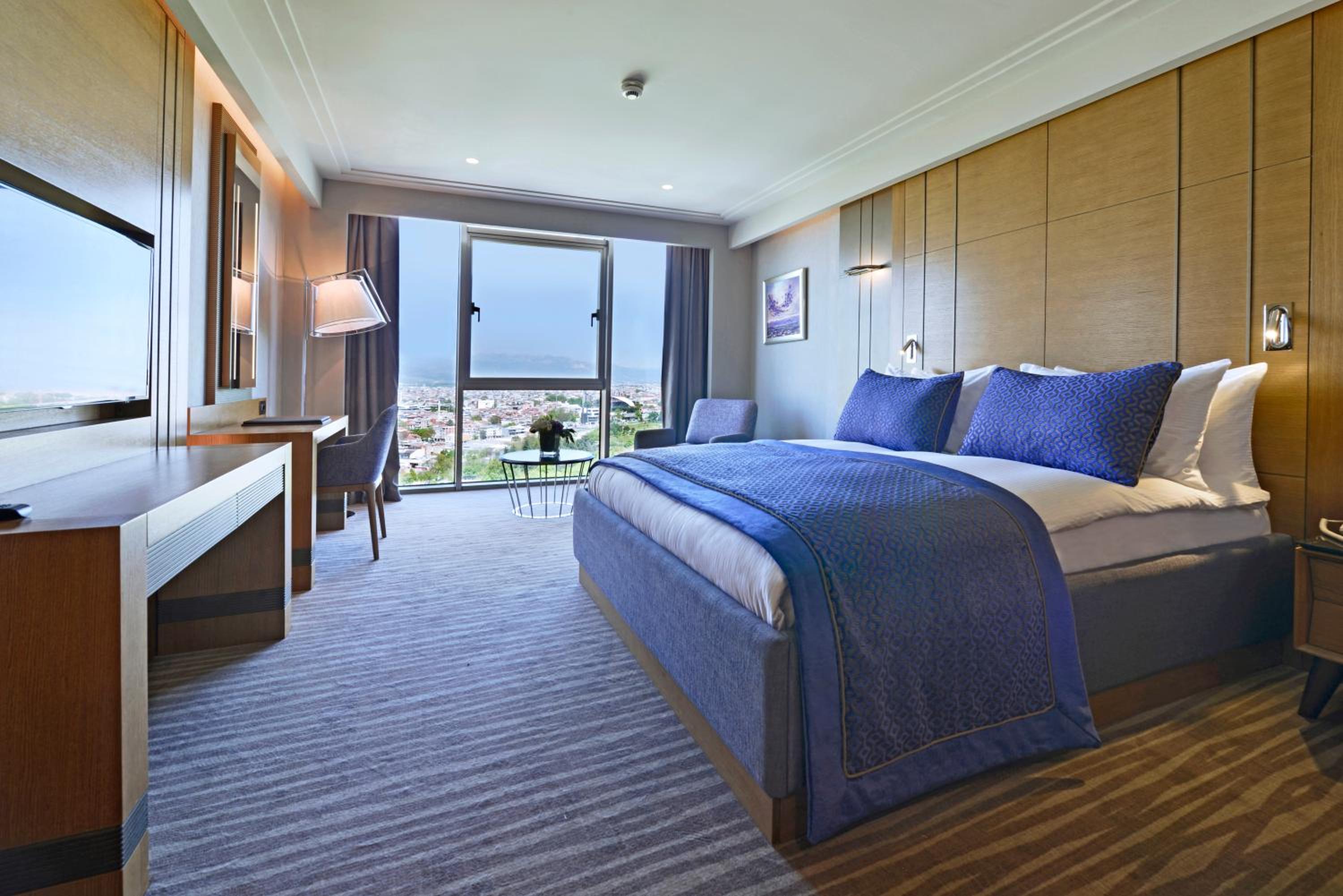 Superior Room king bed thumbnail 6