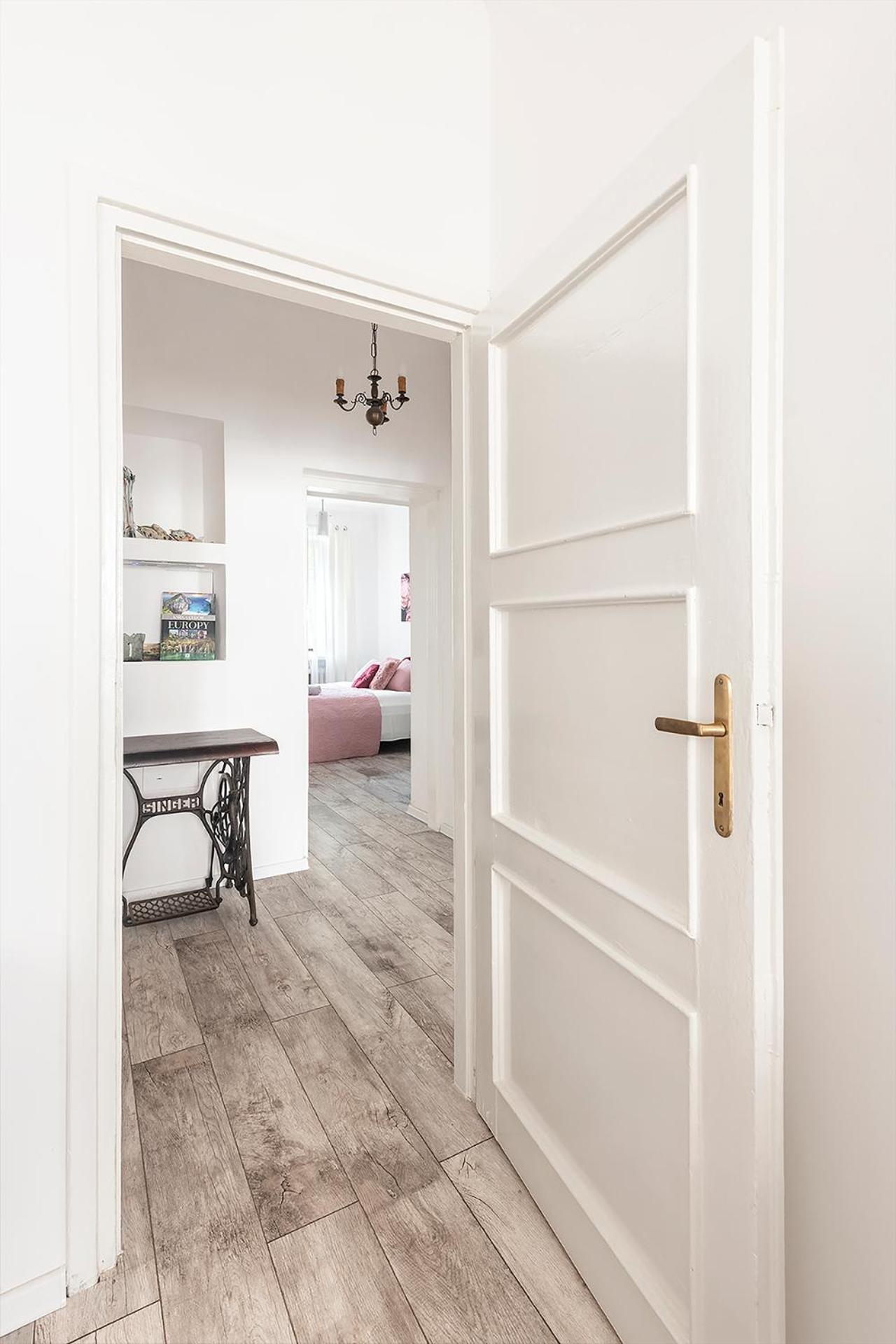One-Bedroom Apartment - Photo 2