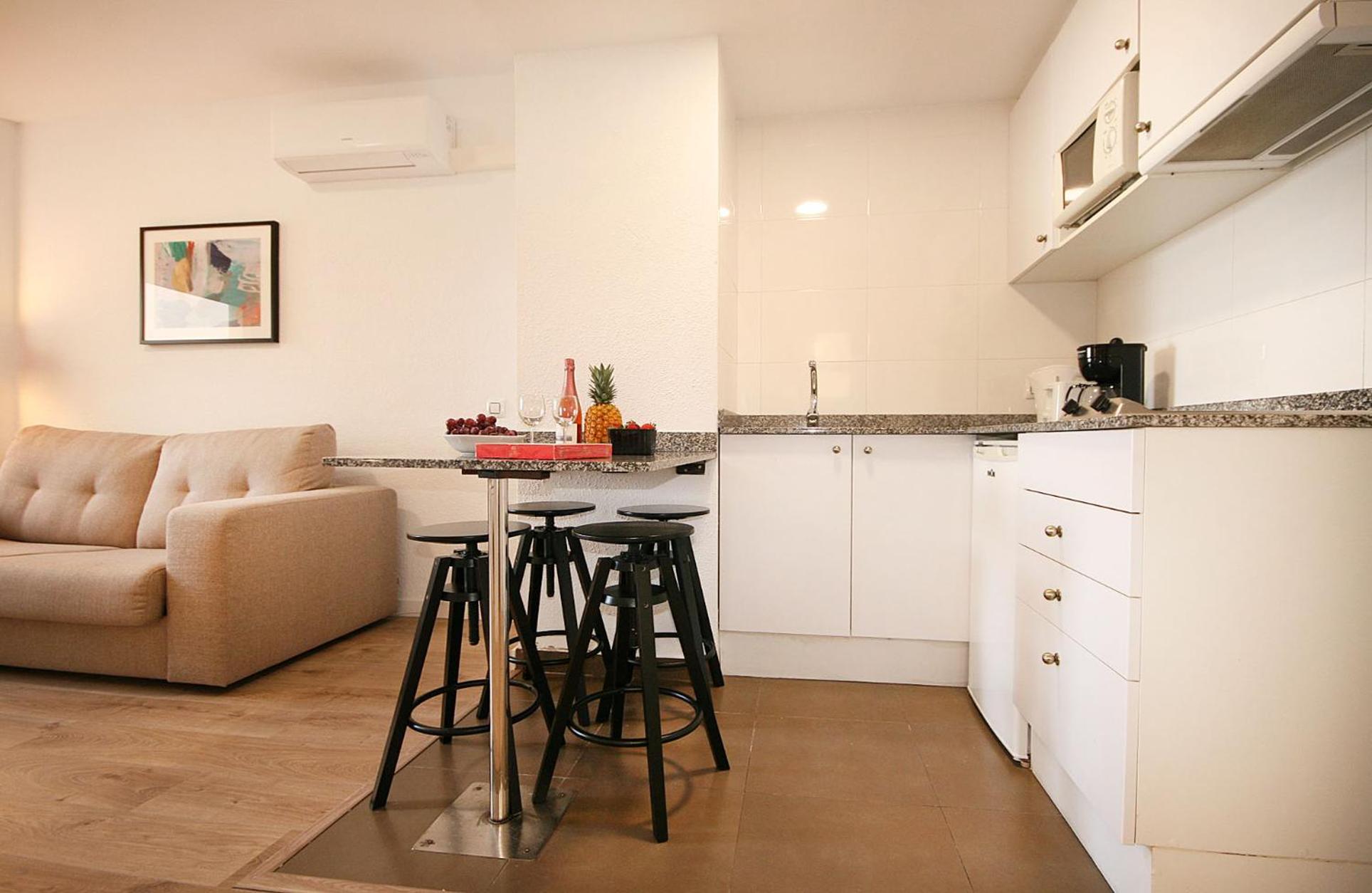 One-Bedroom Apartment - Photo 2