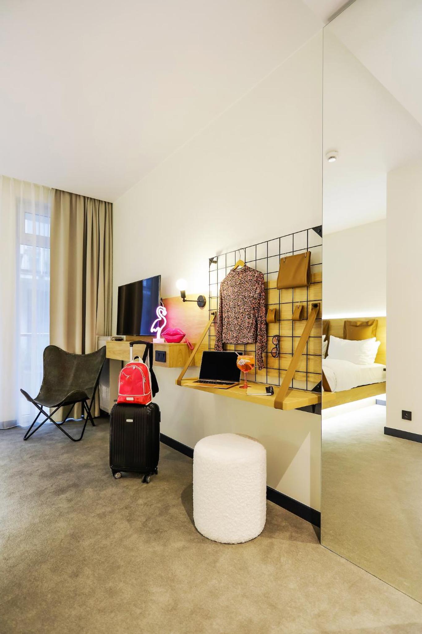 Queen Room with Balcony - Photo 7
