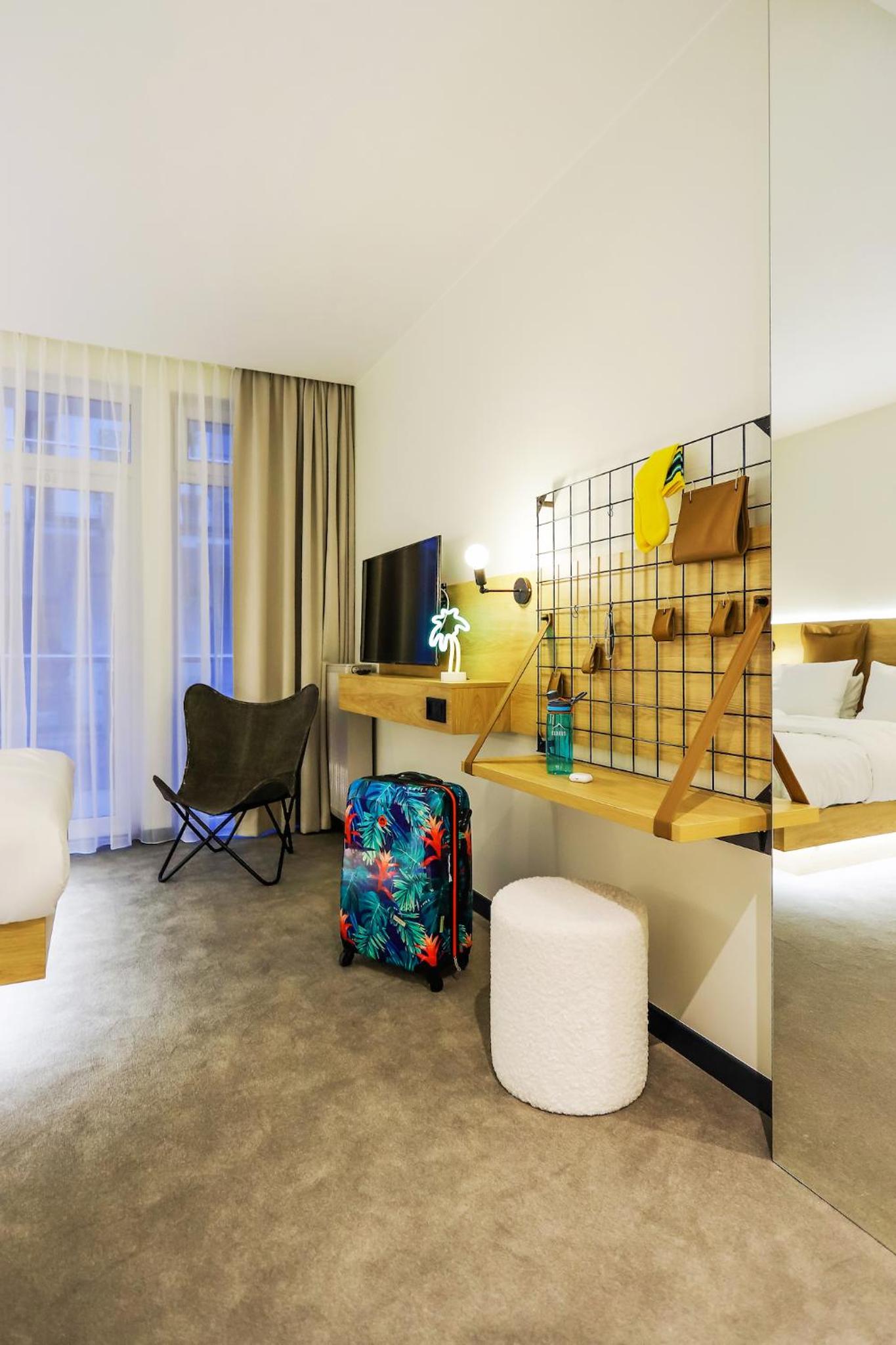 Queen Room with Balcony - Photo 12