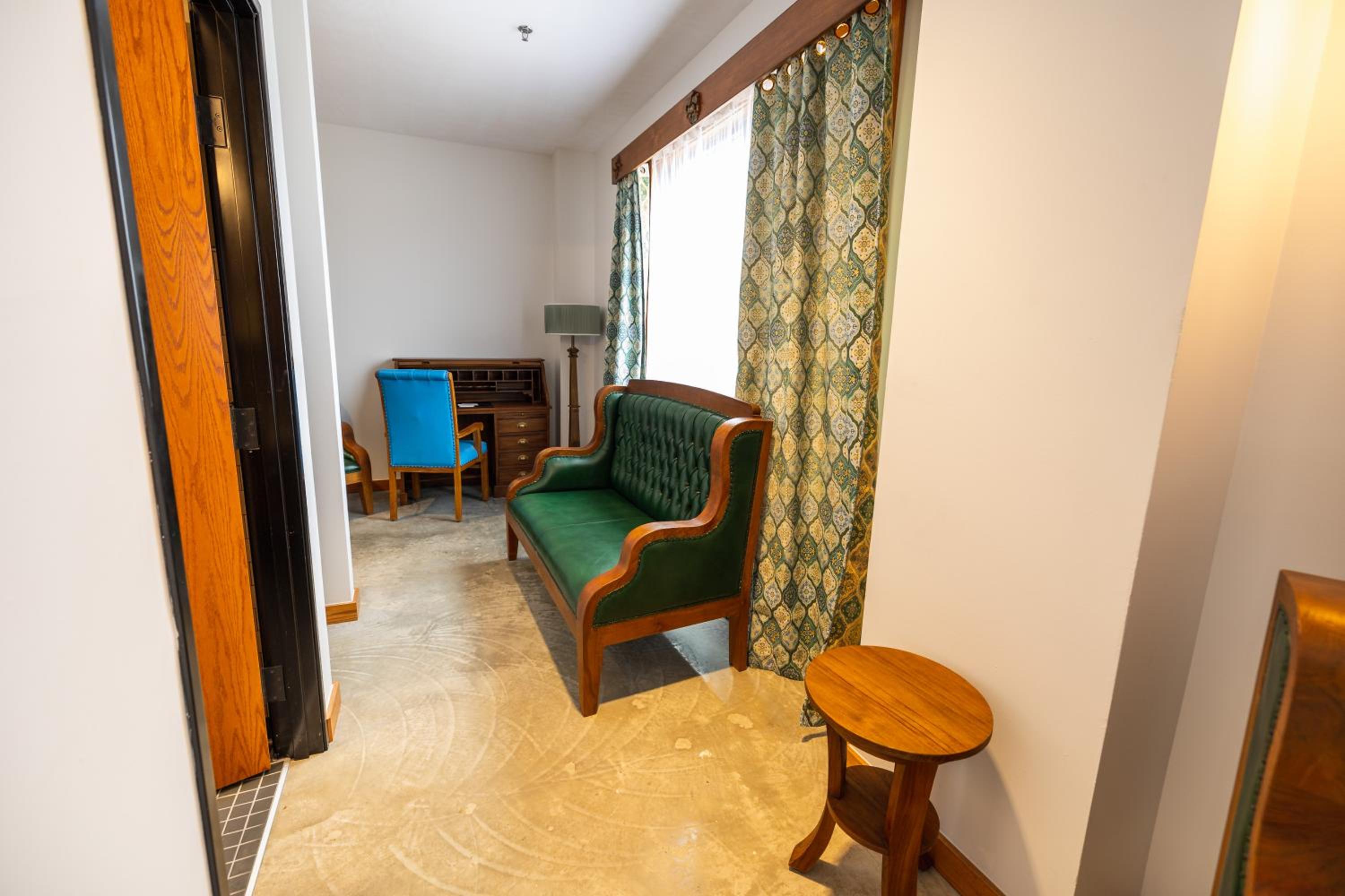 Executive Suite - Photo 9