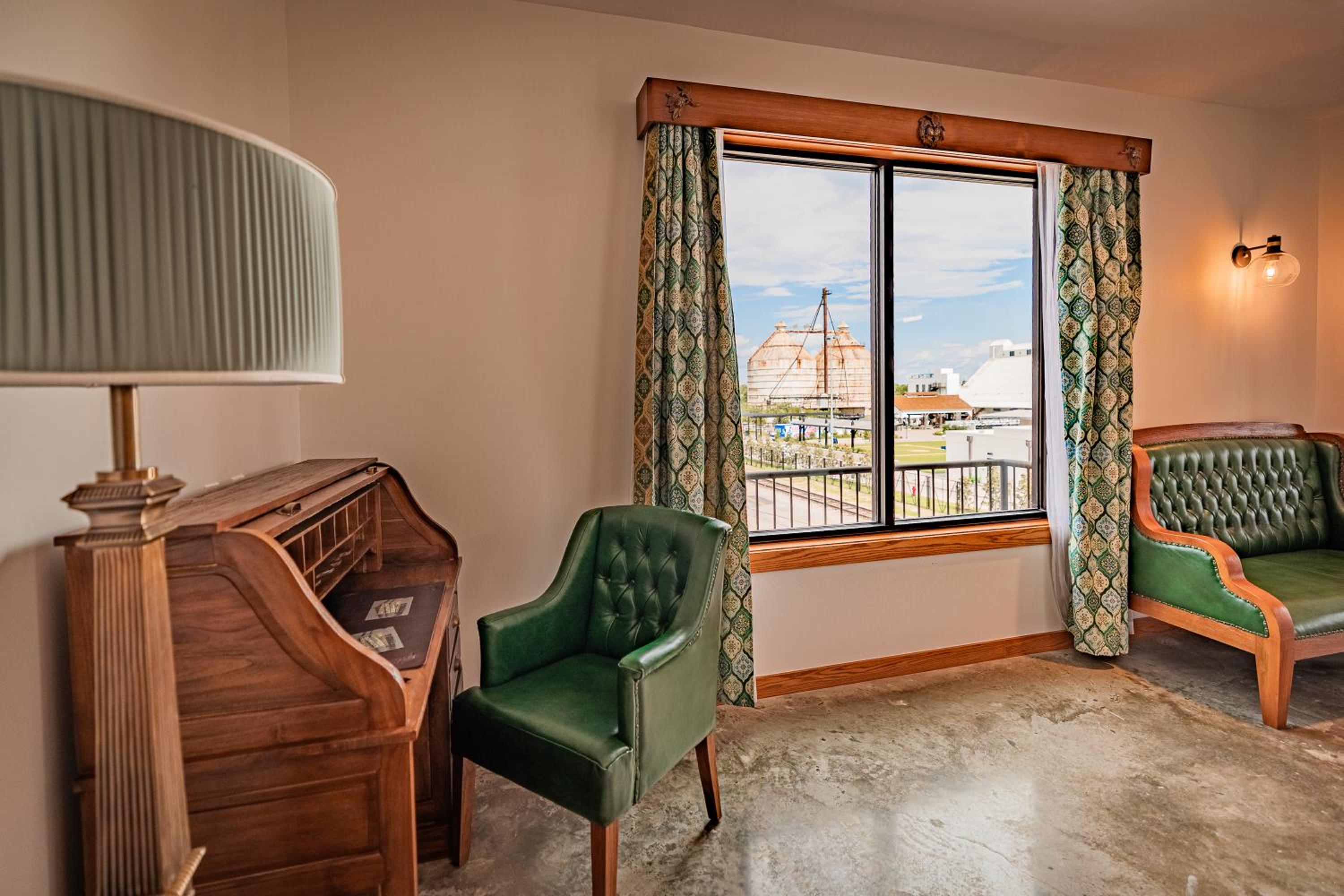 Executive Suite - Photo 16