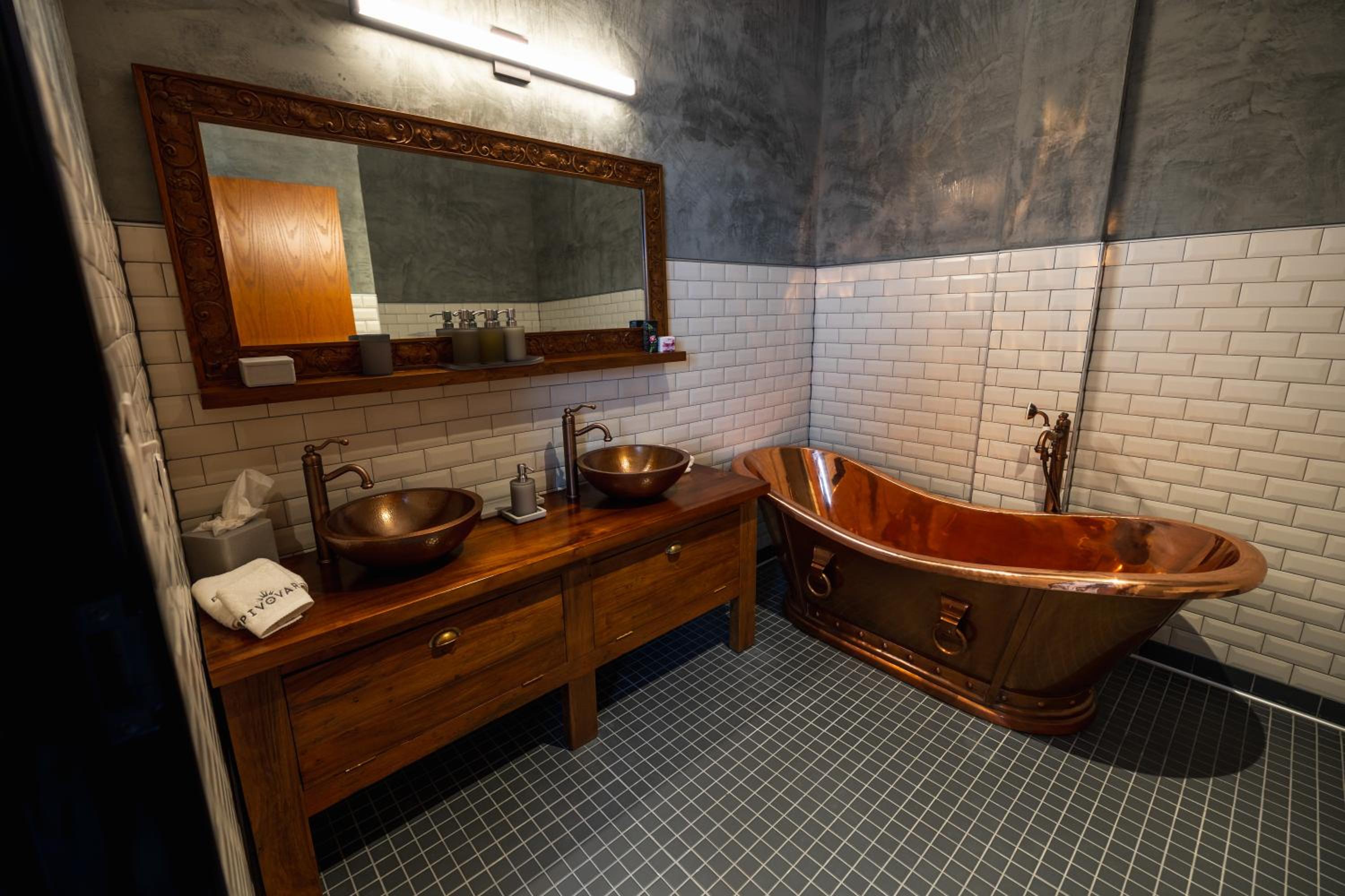 Executive Suite - Photo 18