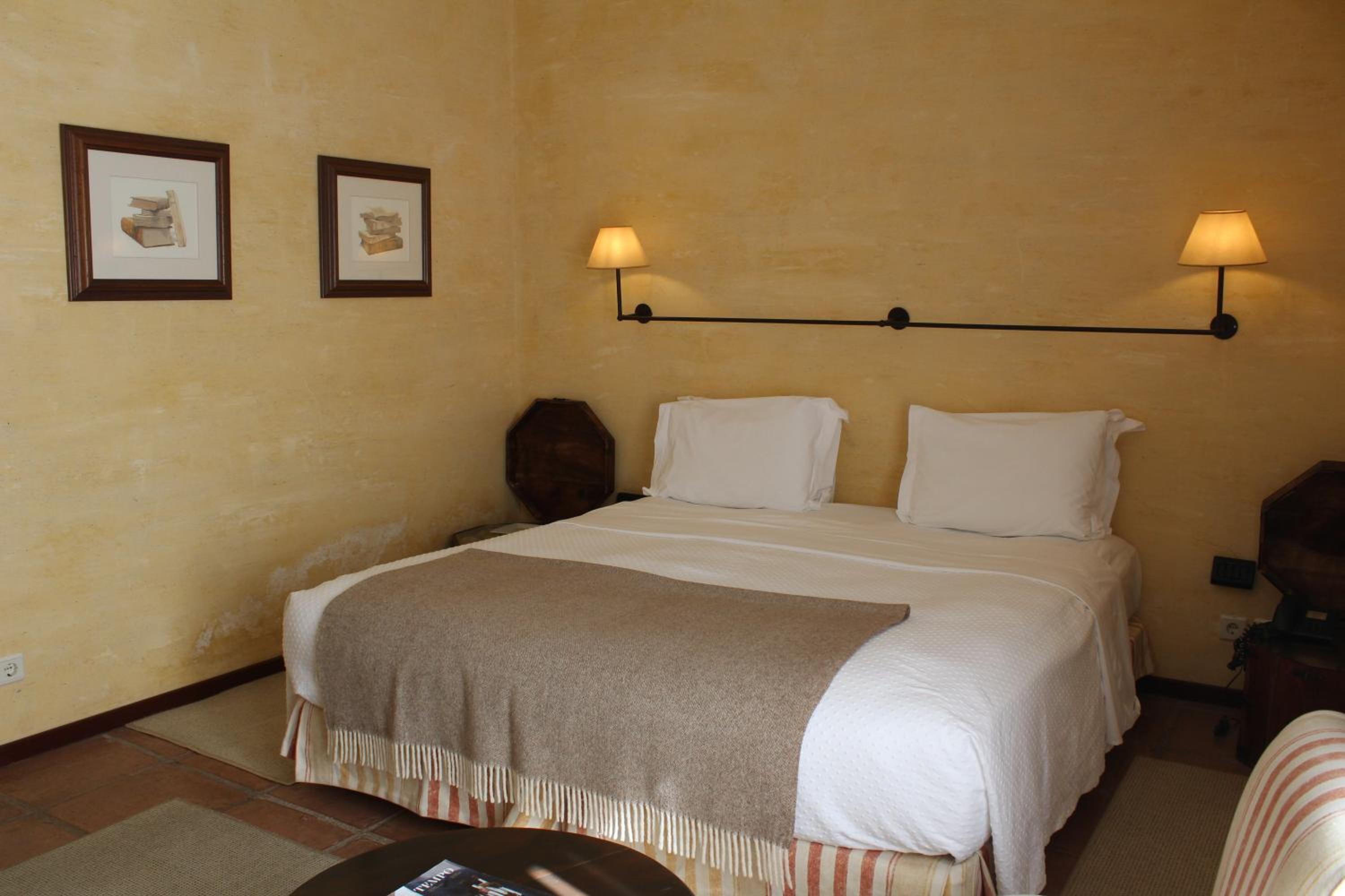 Double Room with Balcony - Photo 3