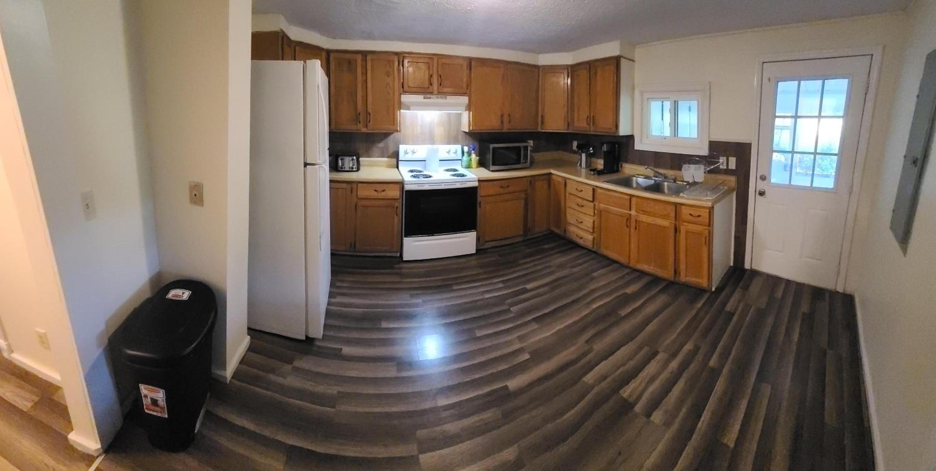 Five-Bedroom House - Photo 27