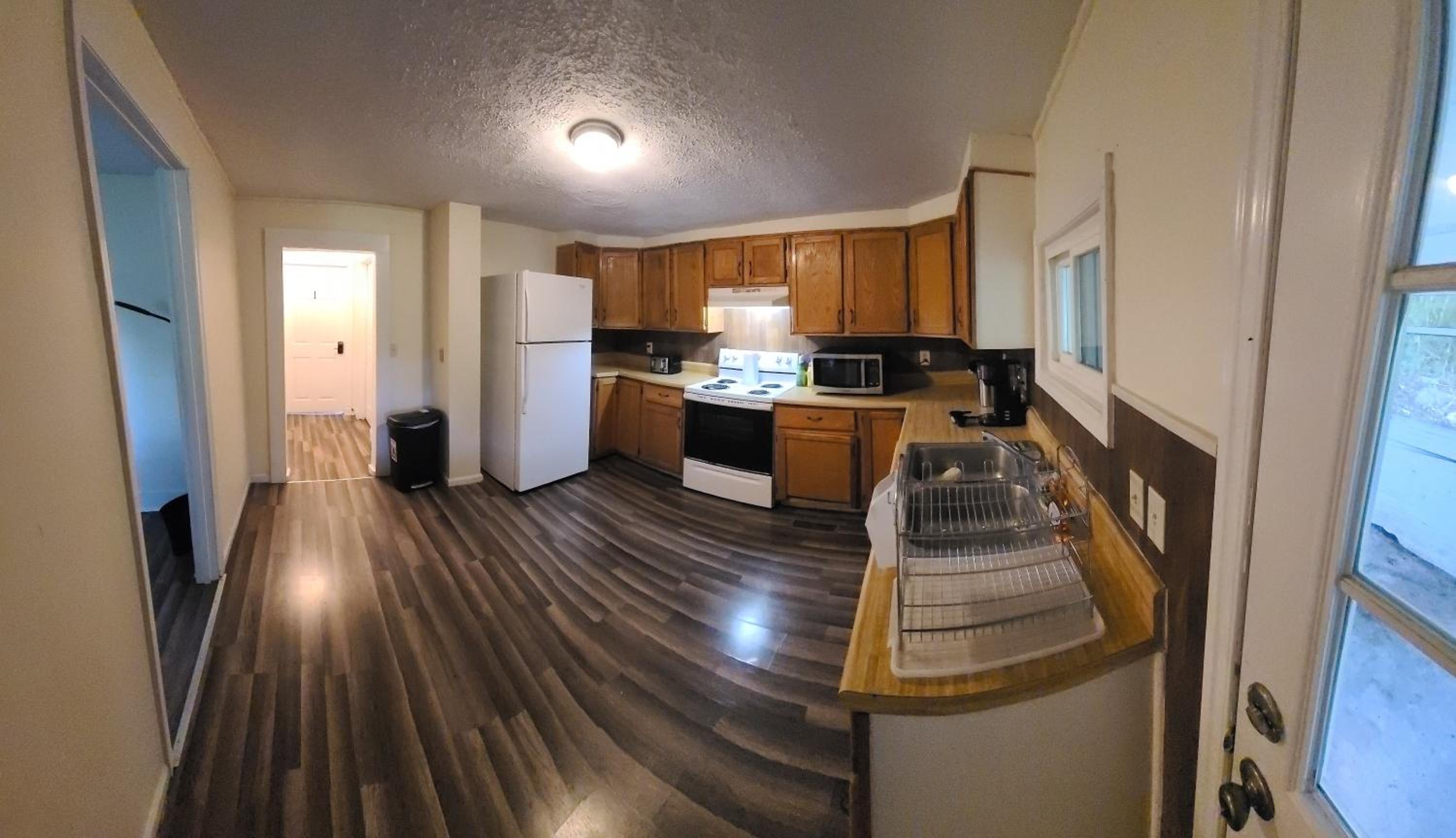 Five-Bedroom House - Photo 28