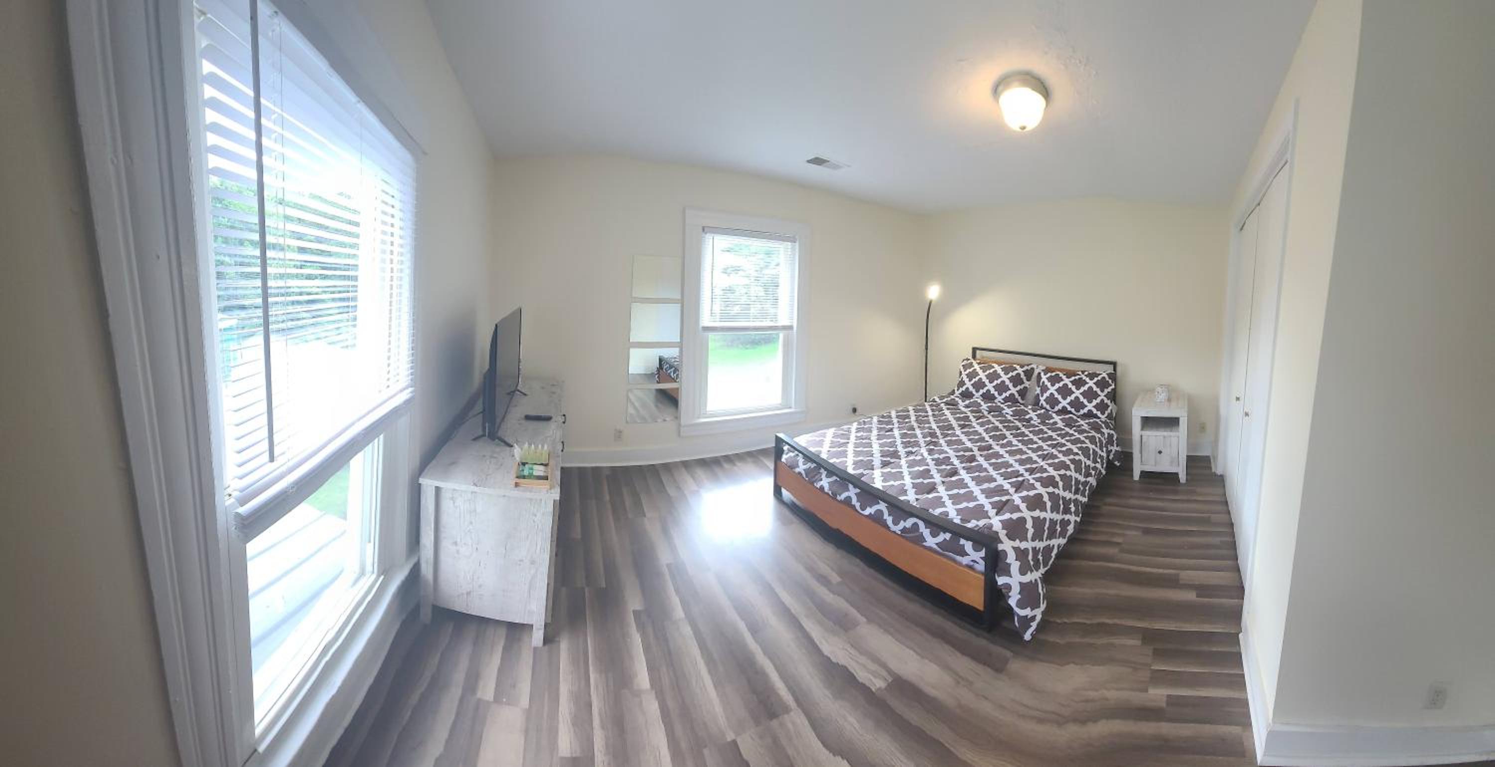 Five-Bedroom House - Photo 1