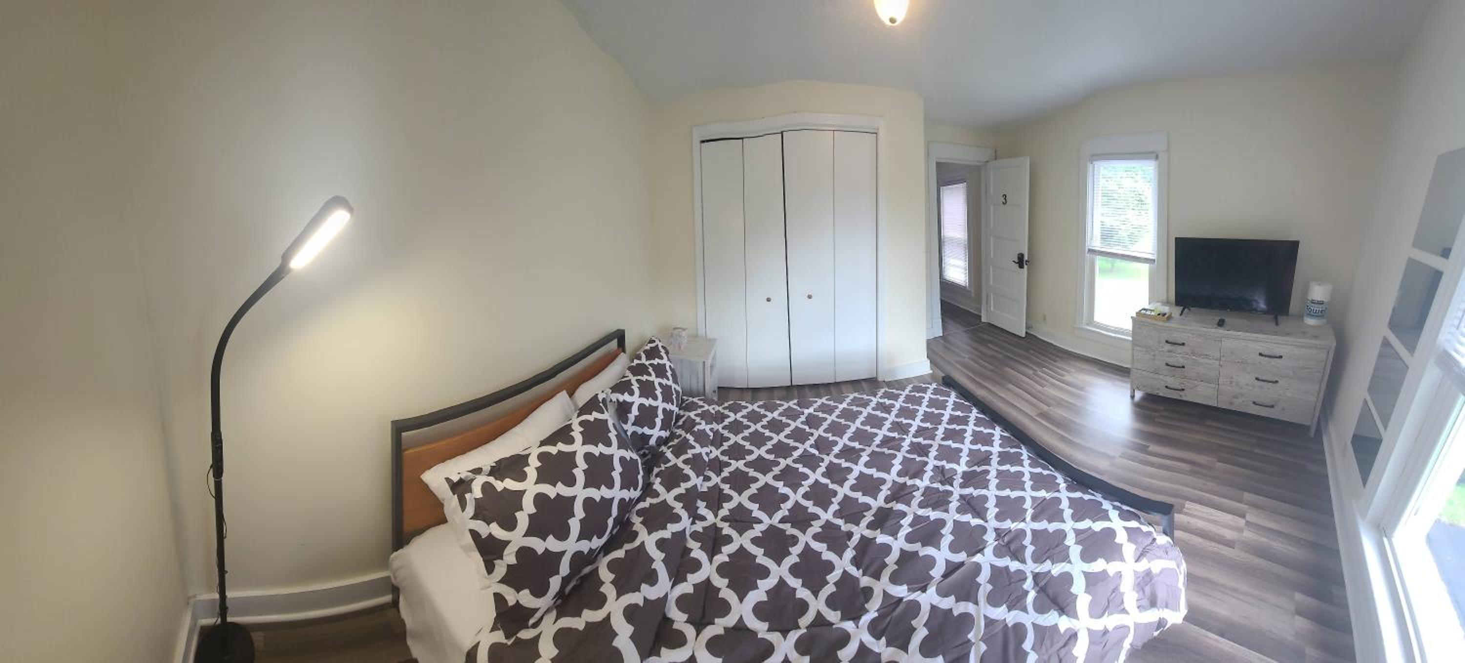 Five-Bedroom House - Photo 29