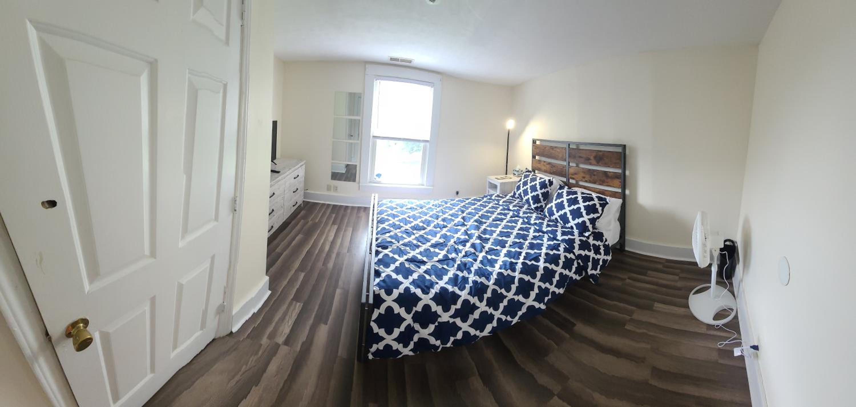 Five-Bedroom House - Photo 30