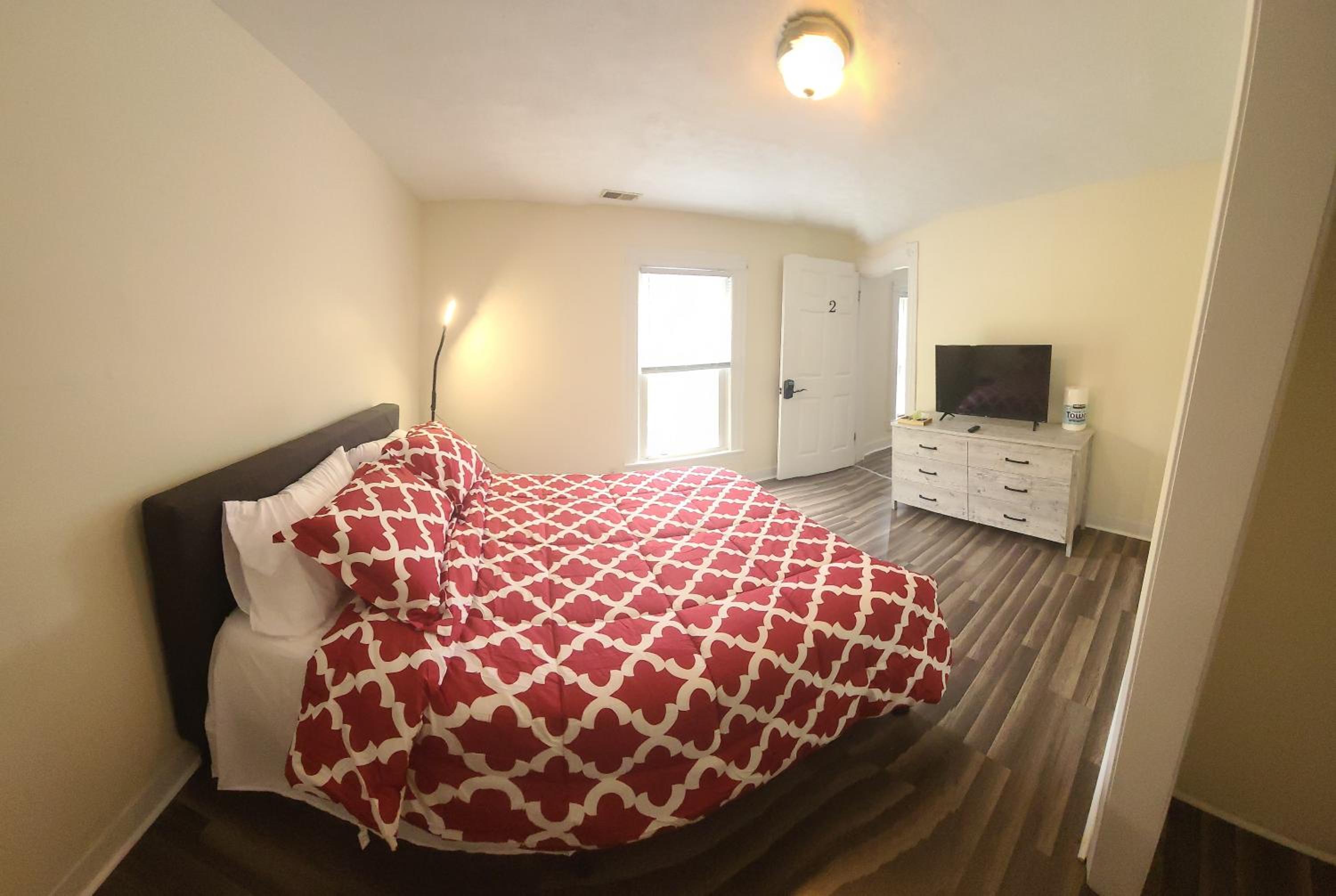 Five-Bedroom House - Photo 31