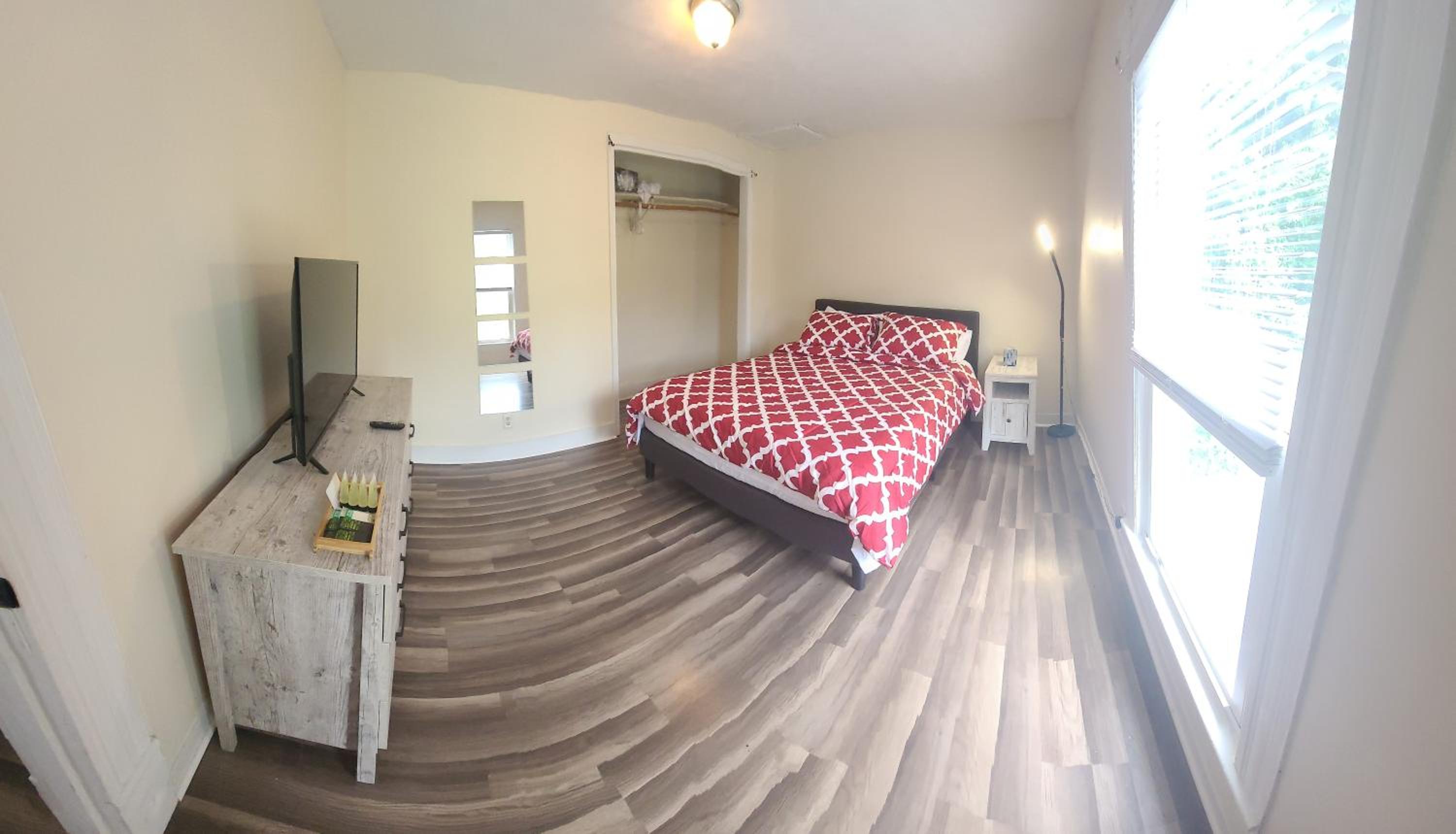 Five-Bedroom House - Photo 32