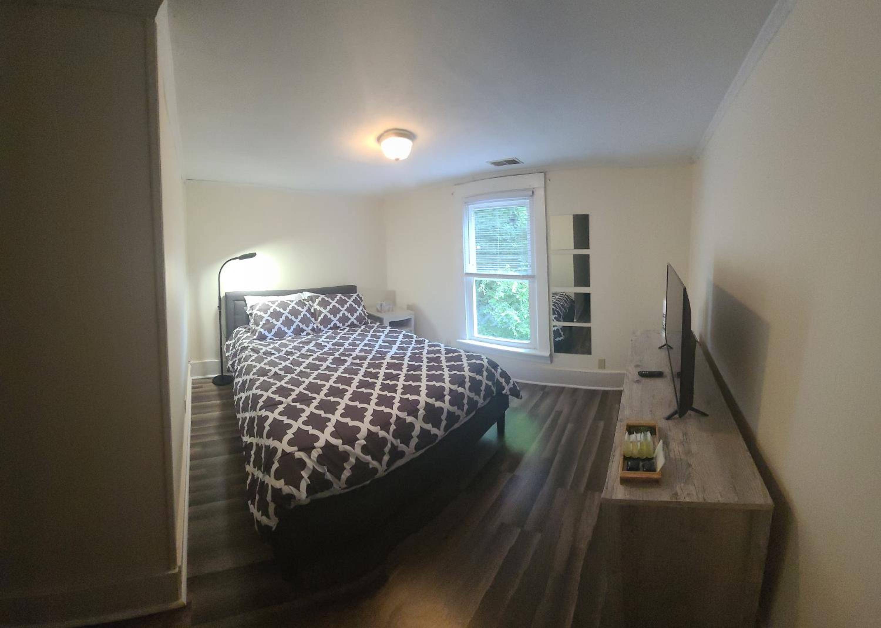 Five-Bedroom House - Photo 39