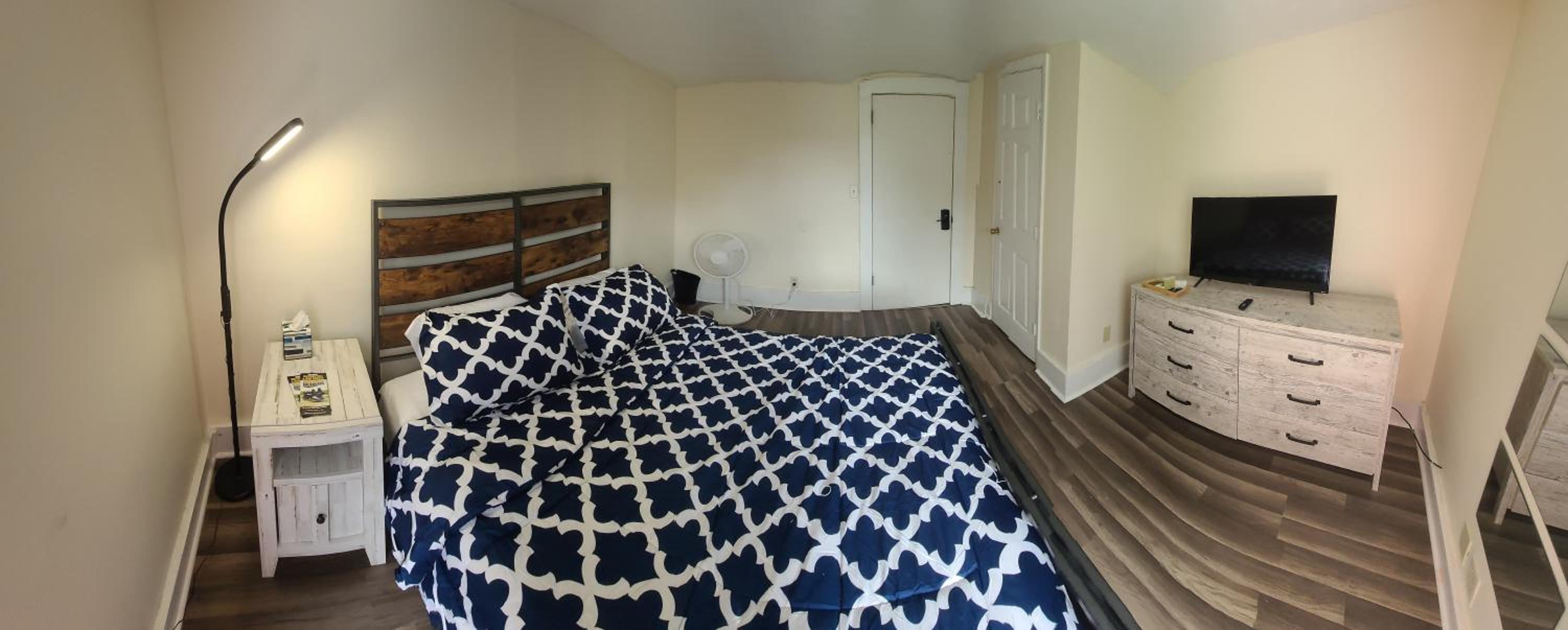Five-Bedroom House - Photo 40