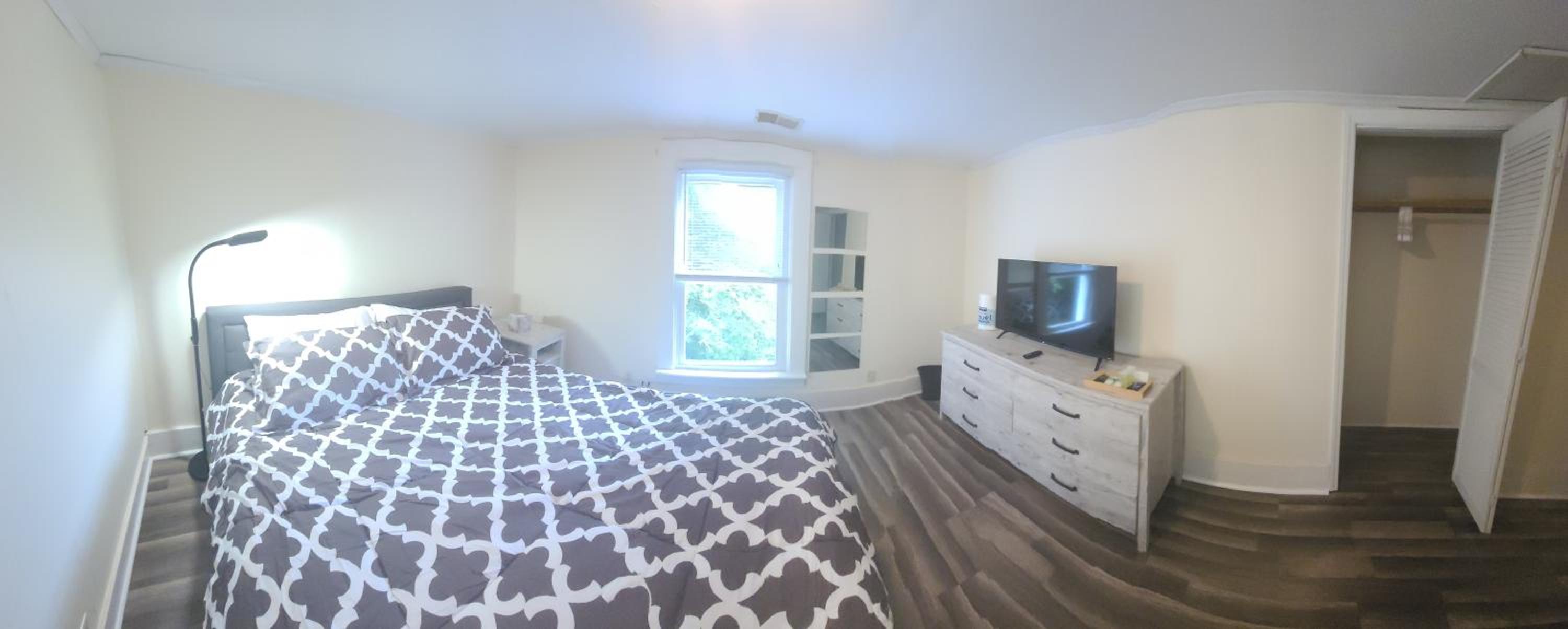 Five-Bedroom House - Photo 42