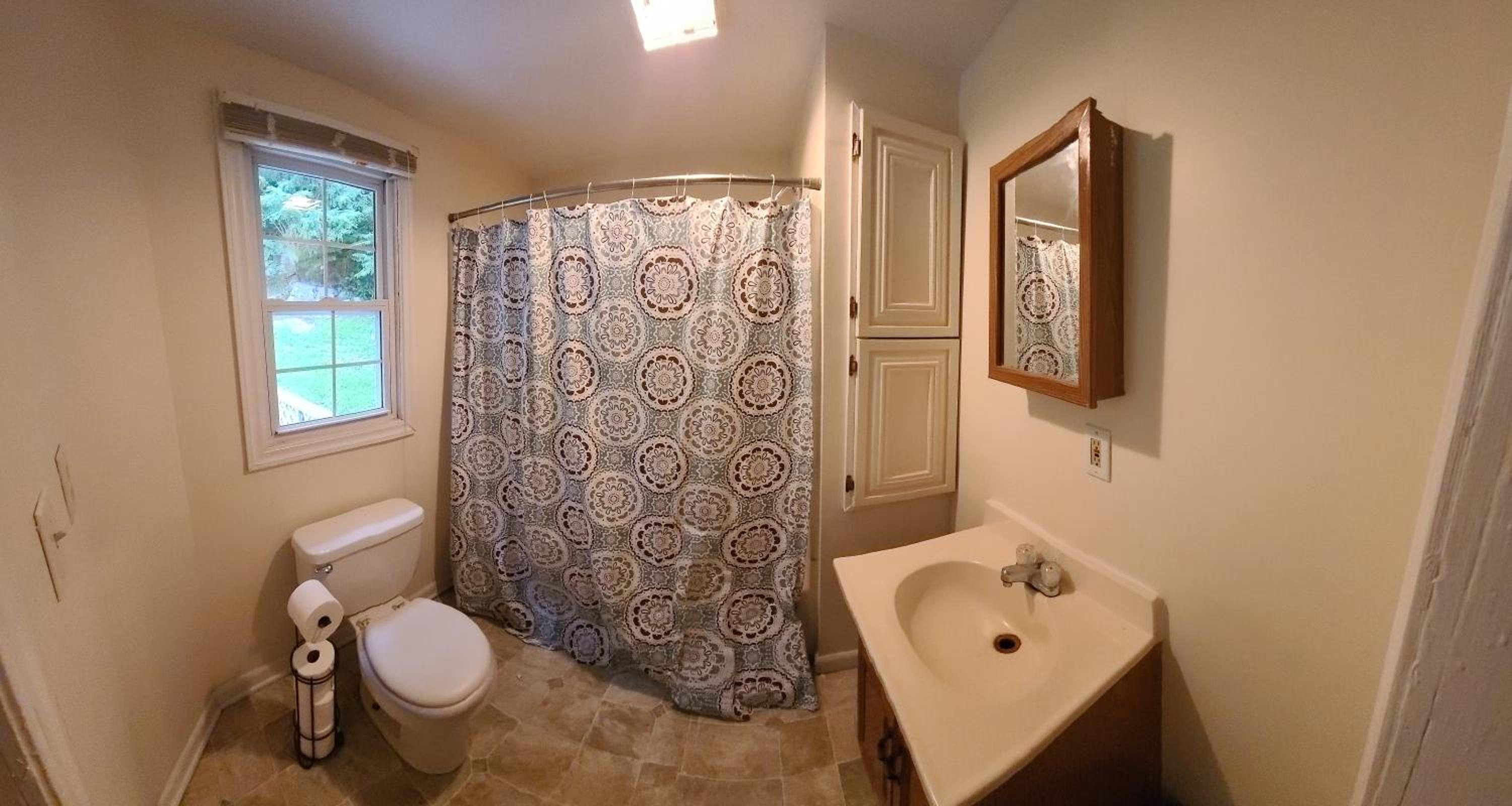 Five-Bedroom House - Photo 35