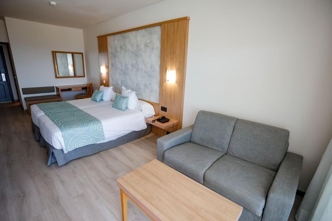 Habitación doble (2 adultos + 1 niño) Habitación doble (2 adultos + 1 niño)