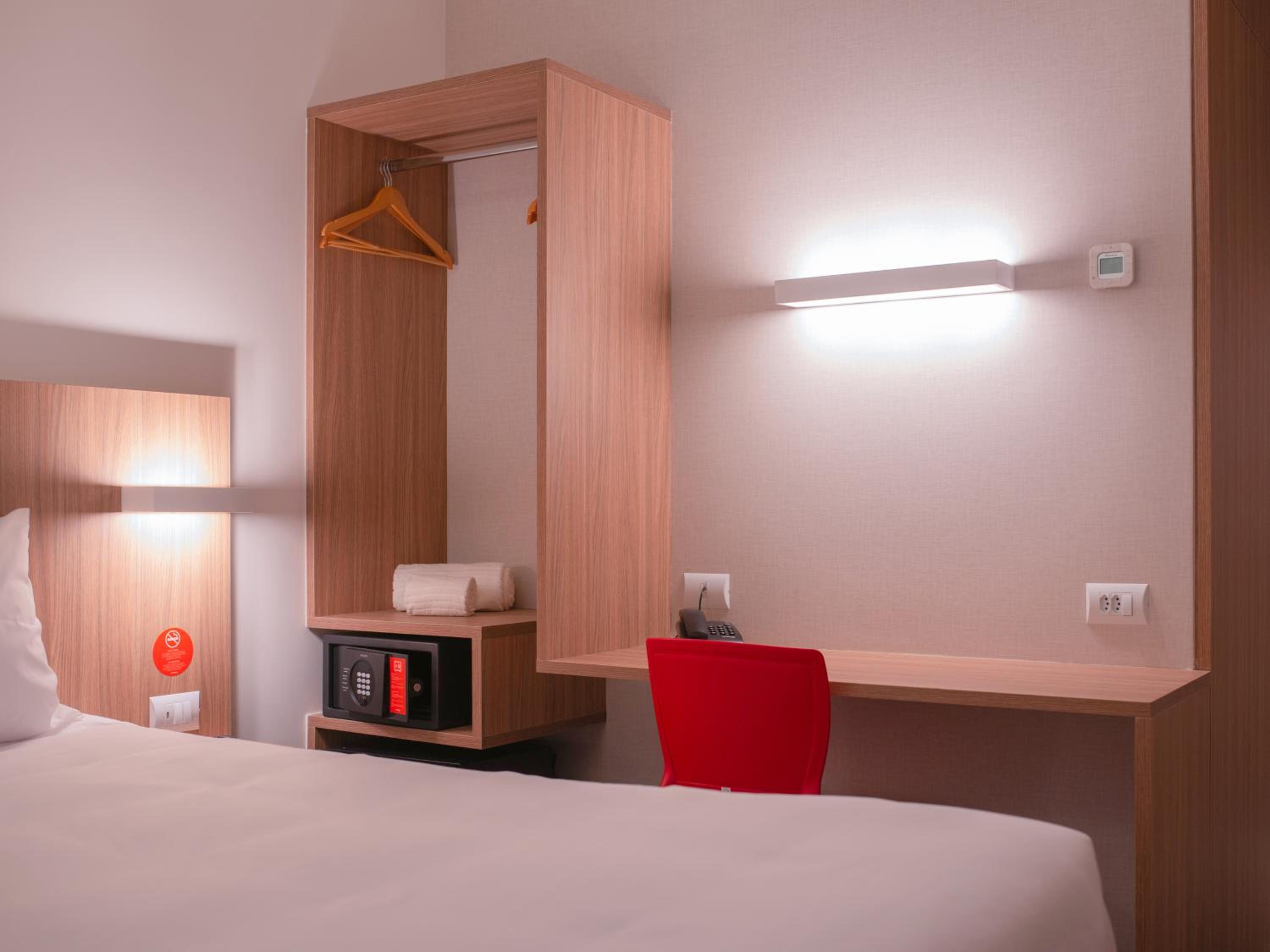 Standard Double Room - Photo 11
