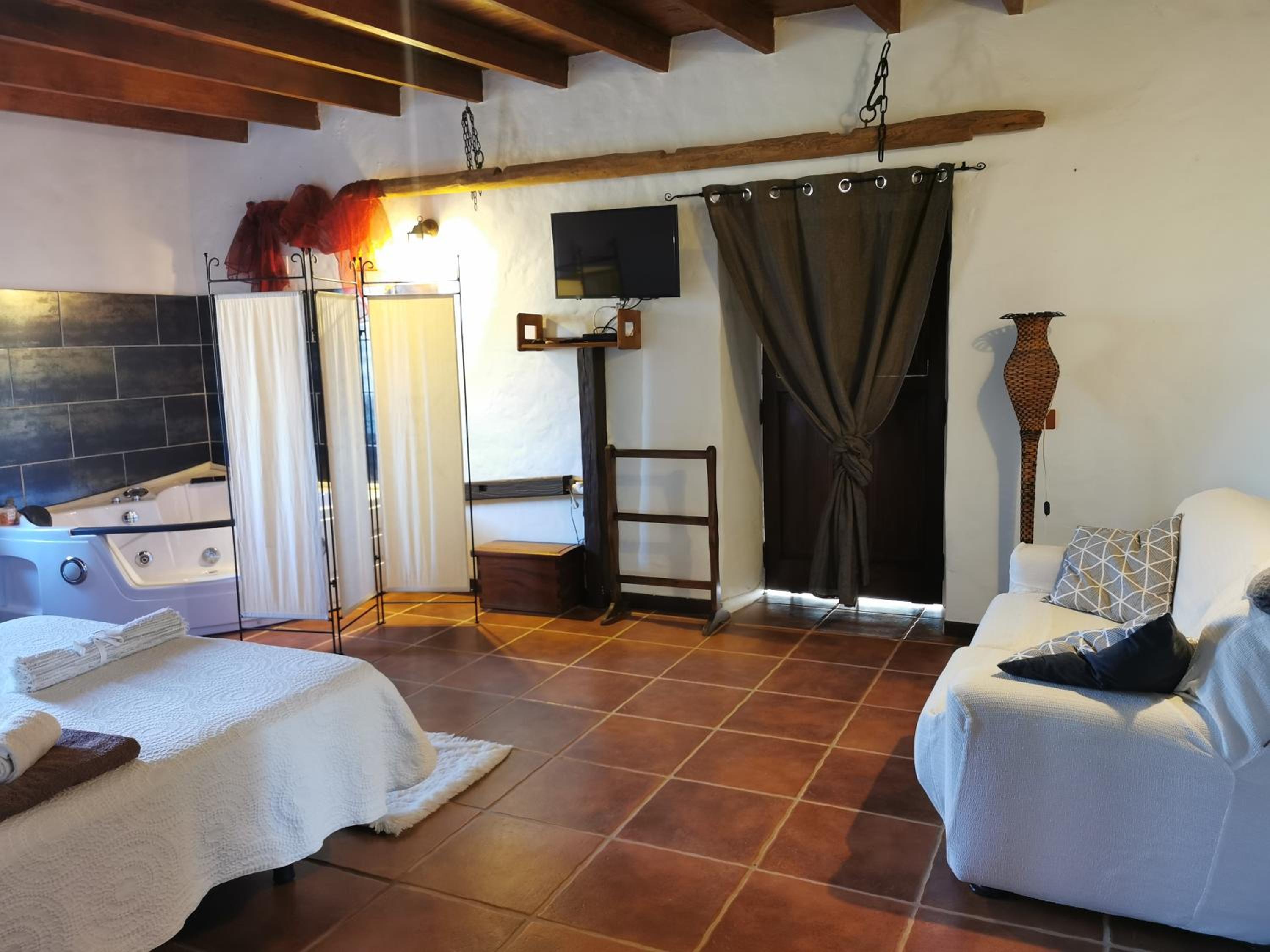 Double Room with Shared Bathroom and Jacuzzi photo 2