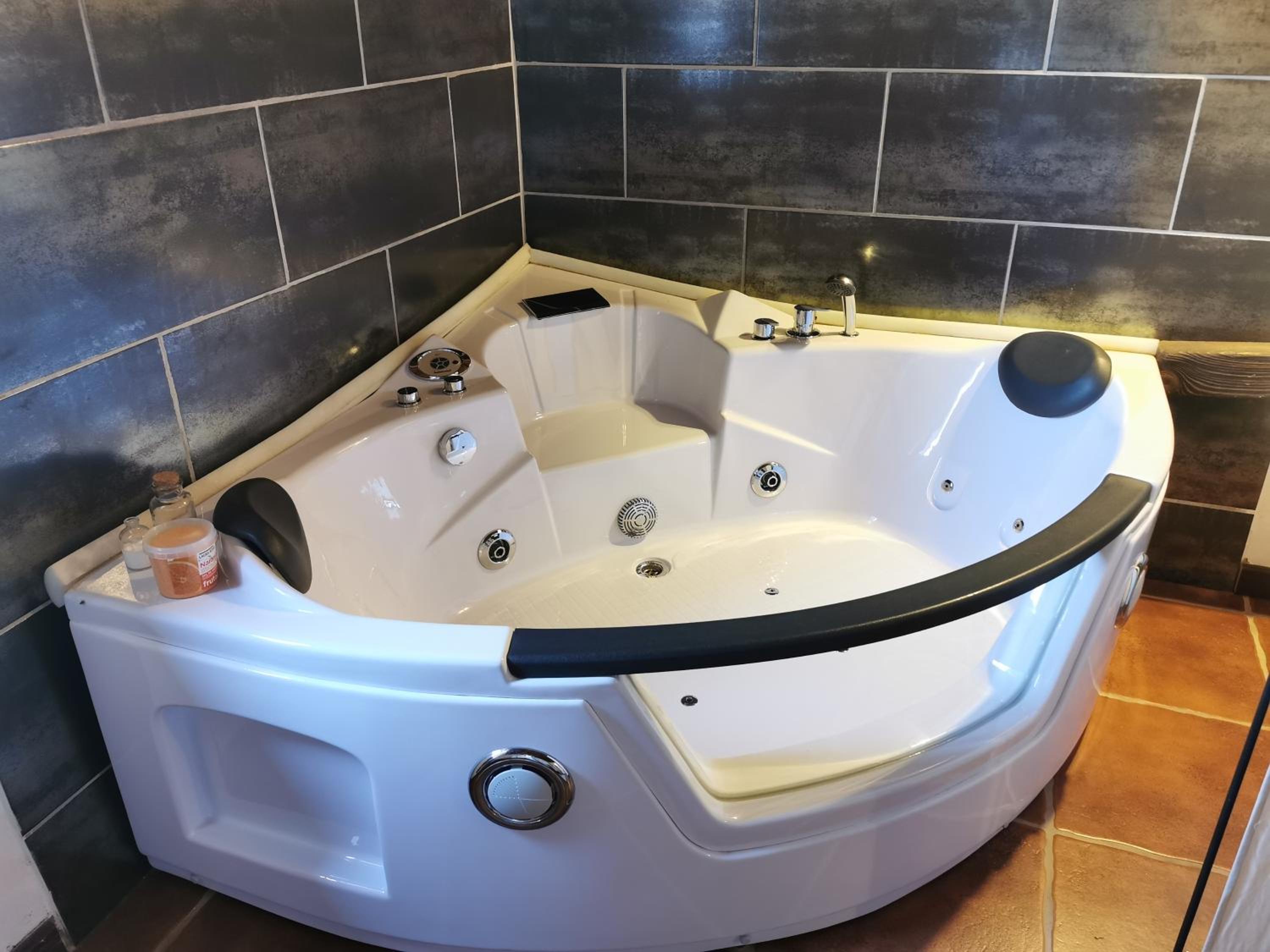 Double Room with Shared Bathroom and Jacuzzi photo 3